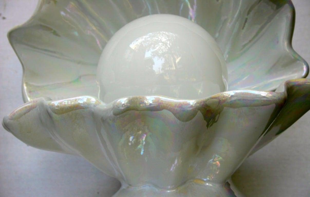 Paire de lampes de table en porcelaine nacrée italienne des années 1960 en forme de coquillages avec une perle comme lumière intérieure.

Mesures :
Hauteur : 14