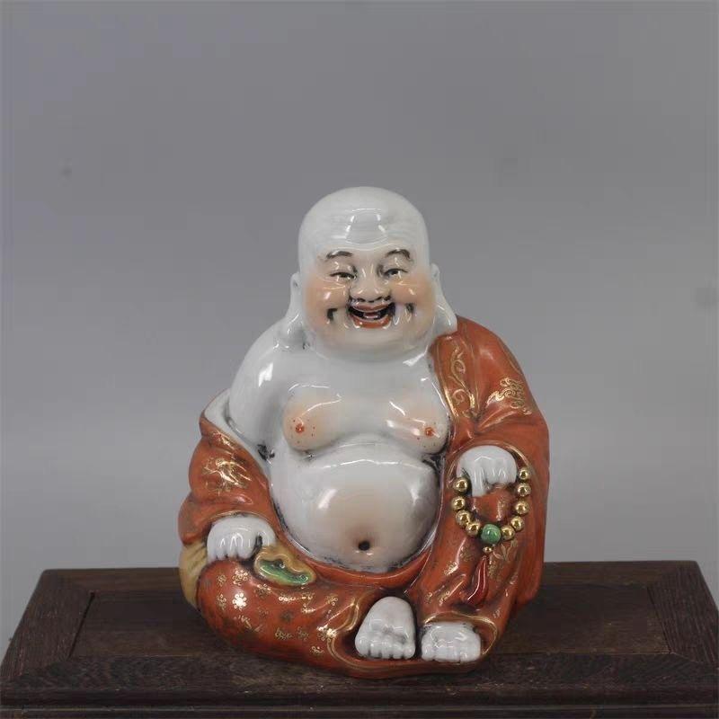 Diese lächelnde Buddha-Statue aus Vintage-Porzellan ist eine fröhliche und zeitlose Darstellung von Wohlstand, Glück und Überfluss. Die sorgfältig von Hand gefertigte Statue zeigt den ikonischen Lächelnden Buddha, auch bekannt als Lachender Buddha,
