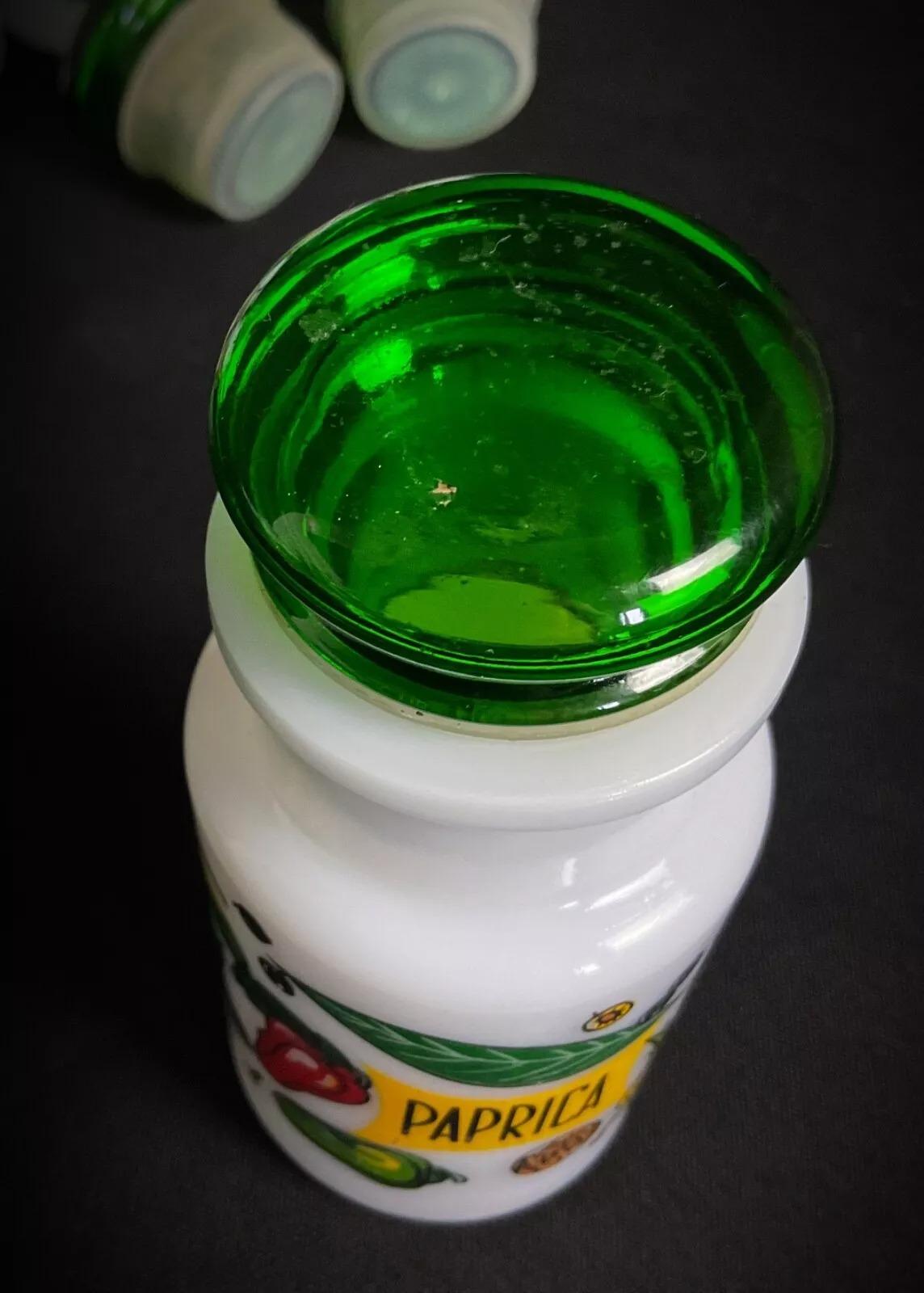 Este encantador juego de especias de porcelana vintage aporta elegancia y funcionalidad a cualquier cocina. Con recipientes etiquetados para la nuez moscada, el pimentón, el curry, el comino y la pimienta, cada pieza está diseñada para añadir un