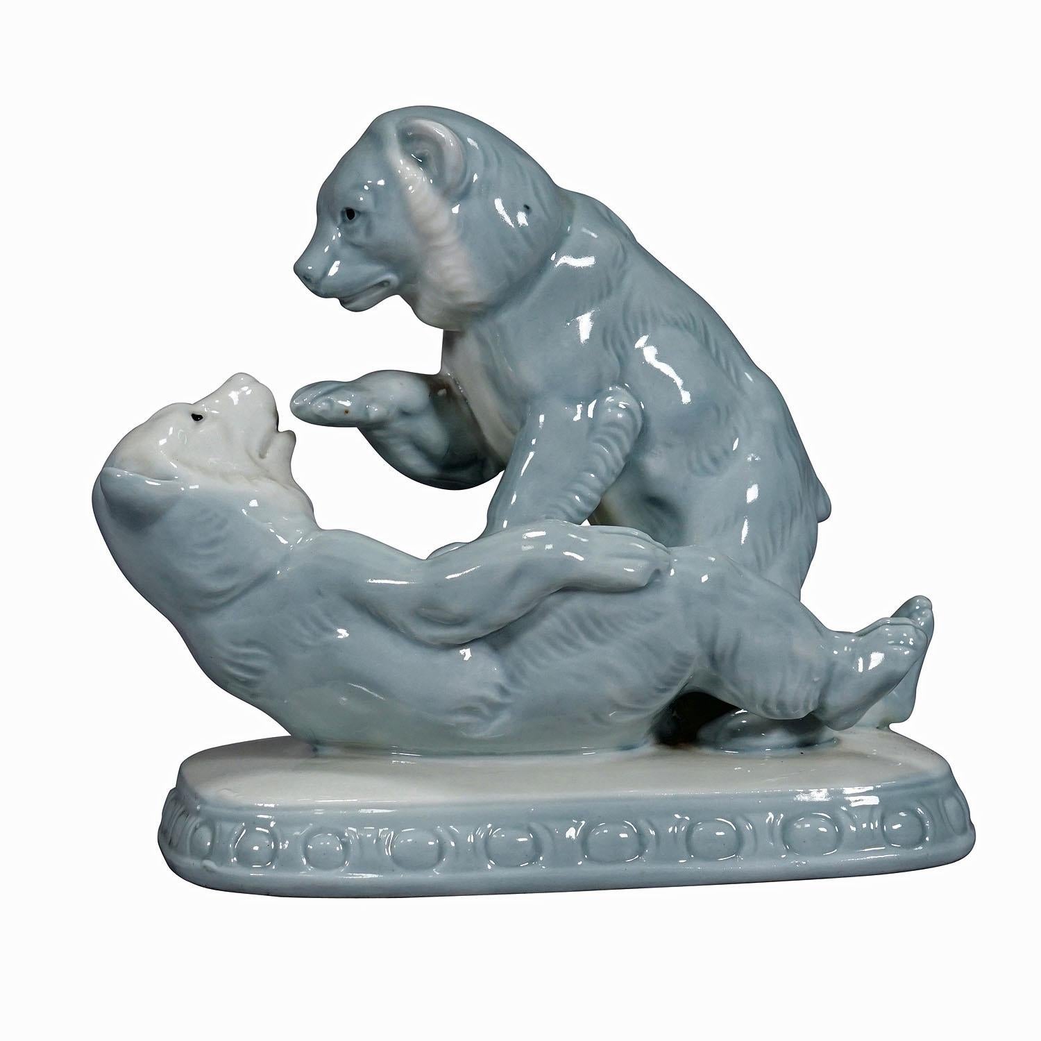 Vintage Porzellanstatue mit spielenden Bären, Deutschland, ca. 1950er Jahre
Artikel e7267
Eine Vintage-Porzellan-Statue, die spielende Bären darstellt, verziert mit polychromen Farben. Hergestellt in Deutschland ca. 1950er Jahre. Unleserliche