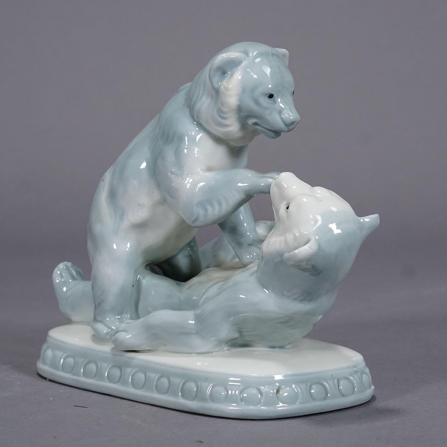 Vintage Porzellanstatue mit spielenden Bären, Deutschland, ca. 1950er Jahre (Viktorianisch) im Angebot
