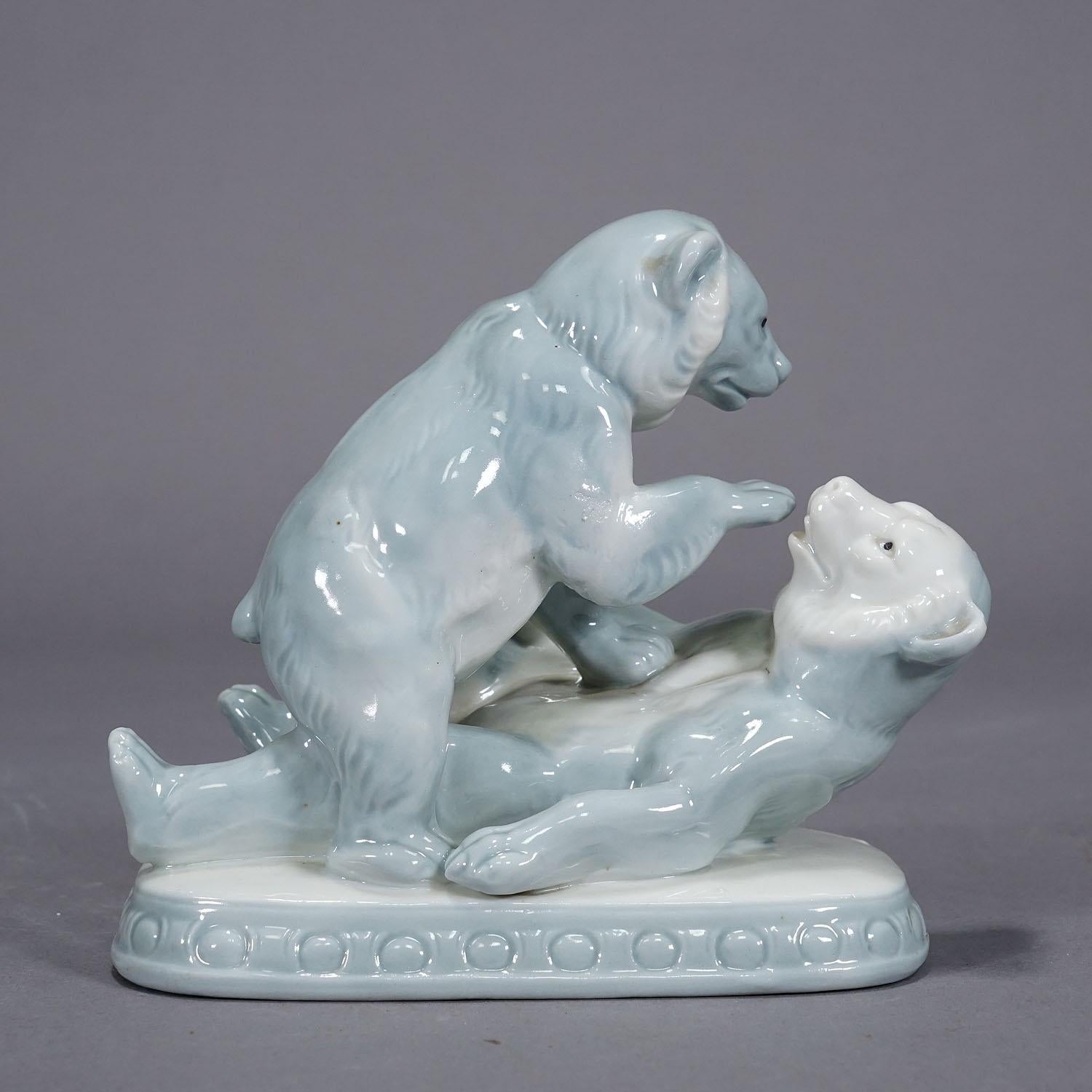 Vintage Porzellanstatue mit spielenden Bären, Deutschland, ca. 1950er Jahre (Gegossen) im Angebot