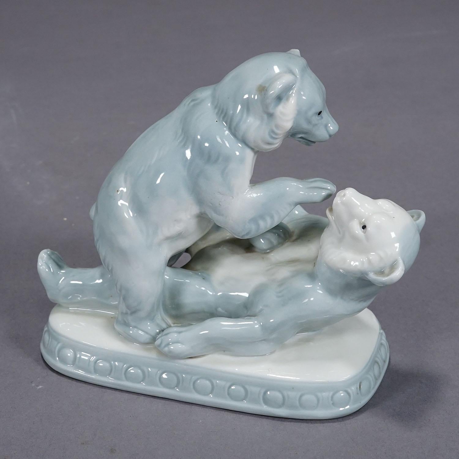 Vintage Porzellanstatue mit spielenden Bären, Deutschland, ca. 1950er Jahre im Angebot 1