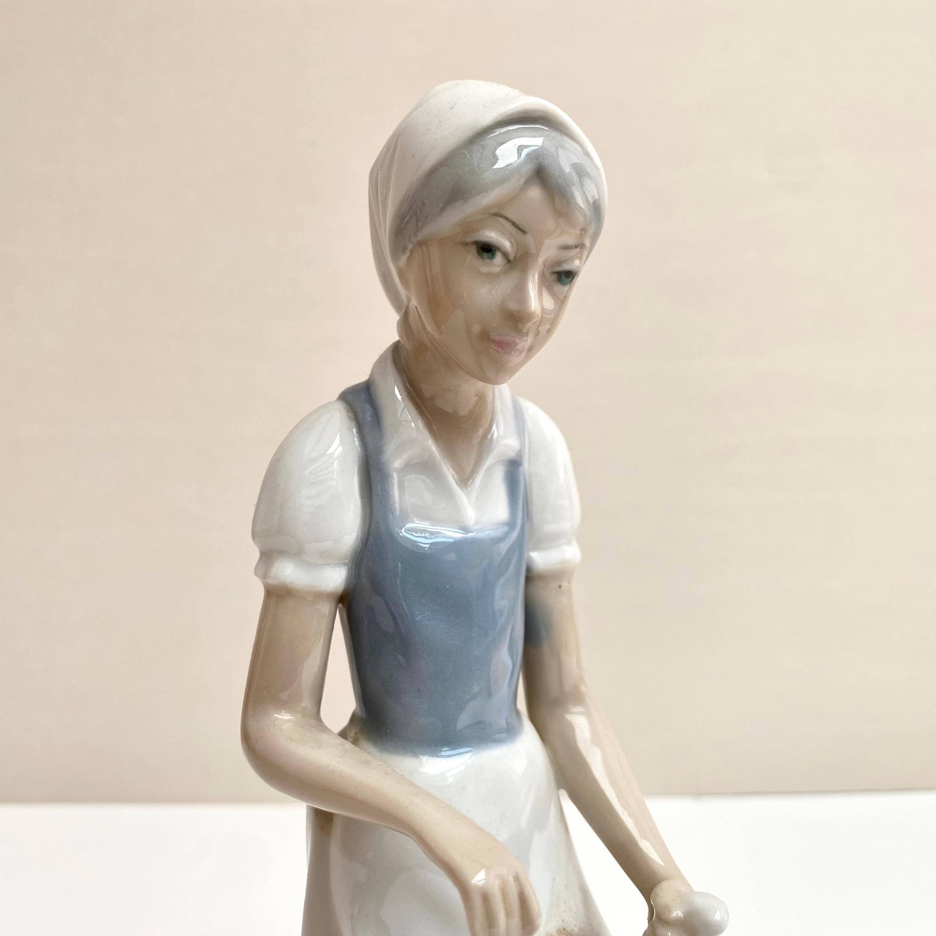 Estatuilla de porcelana vintage de campesina de Casades, España, años 80 Rústico