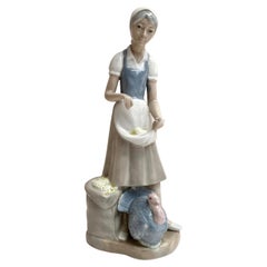 Statuette en porcelaine vintage d'une jeune fille paysanne par Casades, Espagne, années 1980