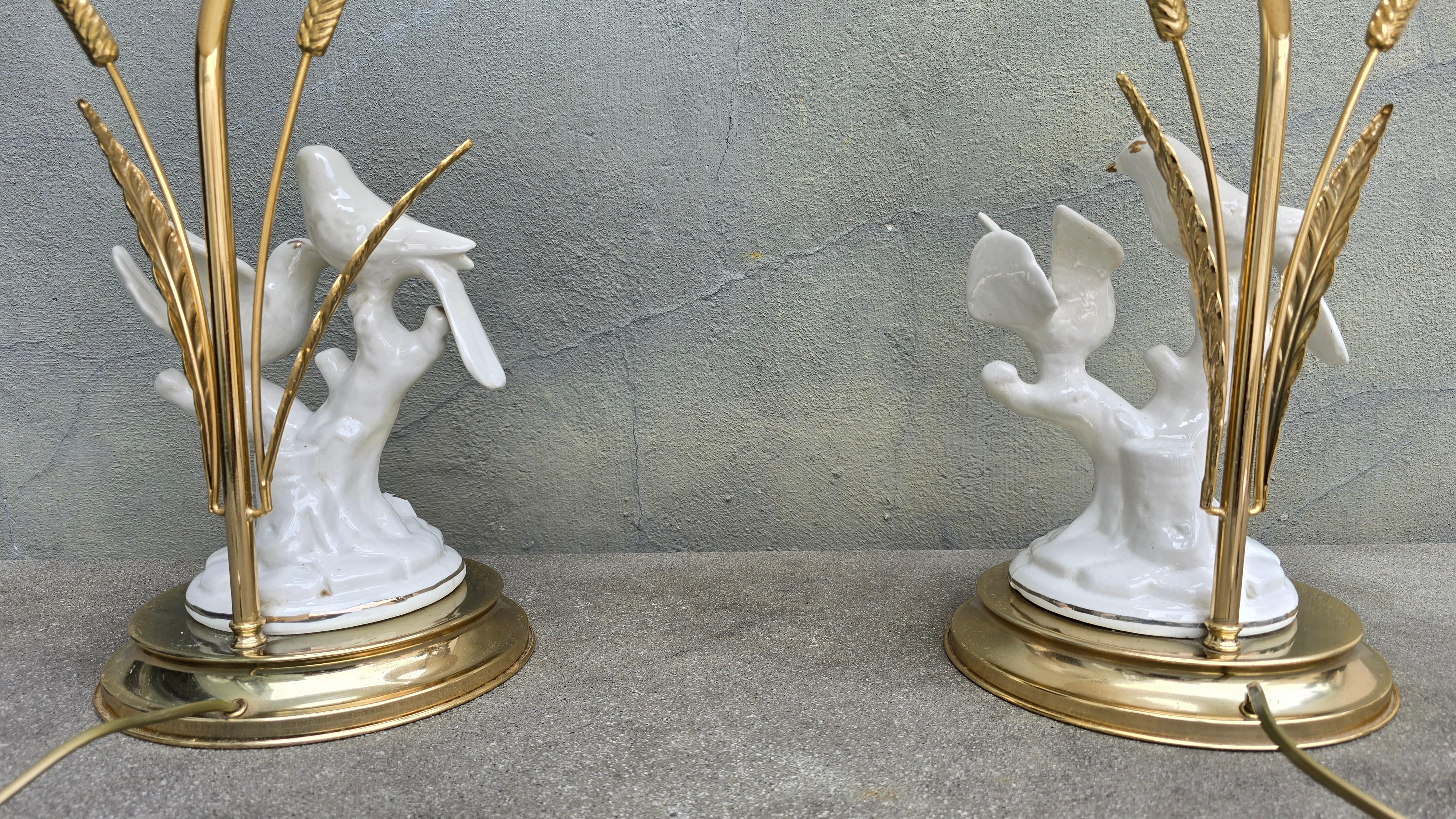 Lámpara de mesa vintage de porcelana con pájaros y detalles de latón, años 70 Italiano en venta