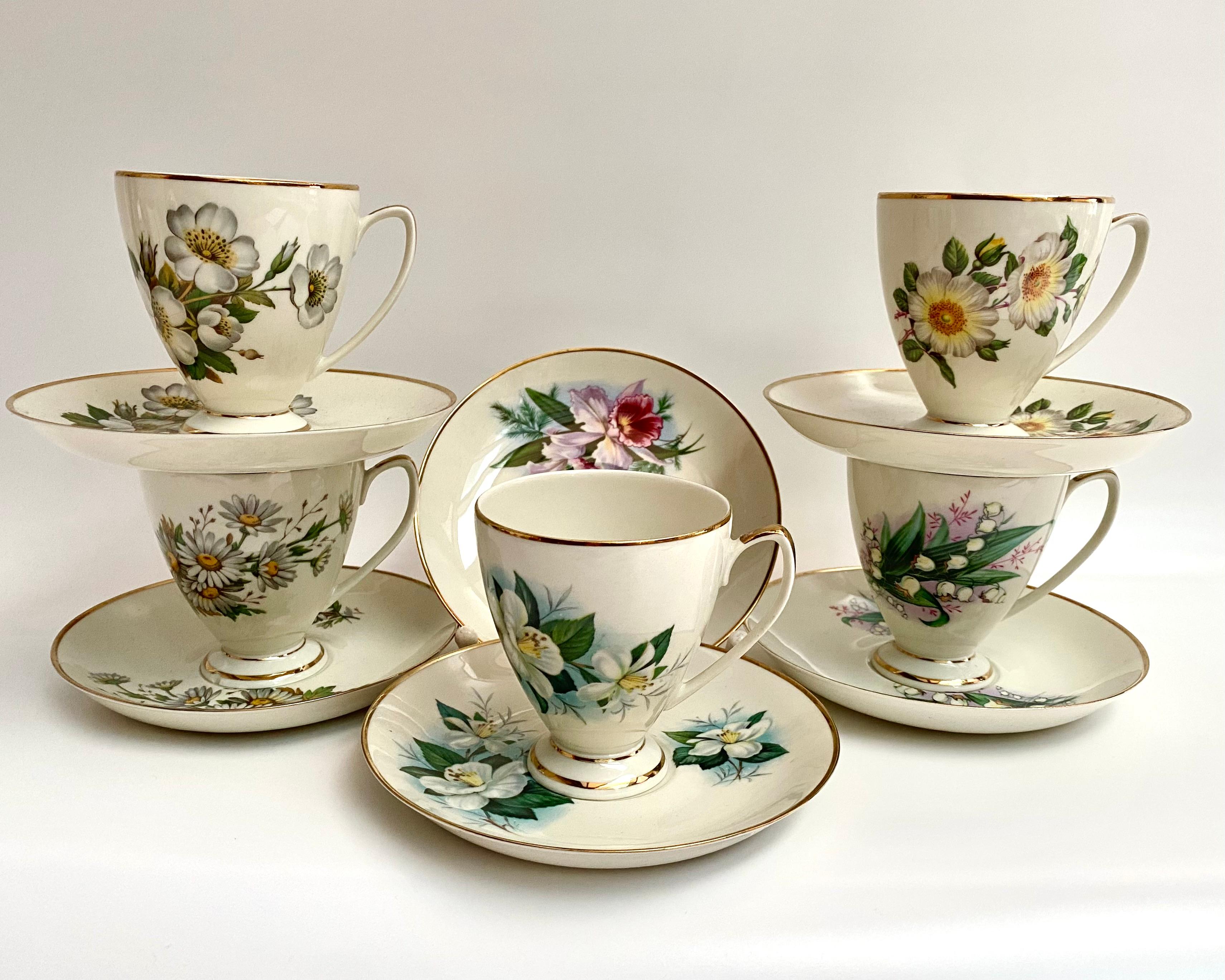 Este precioso juego de té vintage fue fabricado en Holanda, hacia la década de 1950, por Royal Maastricht Sphinx. Su aspecto suave te ayudará a crear sensaciones relajantes y alegres mientras tomas café o té.

Porcelana de alta calidad 

Paquete:

5