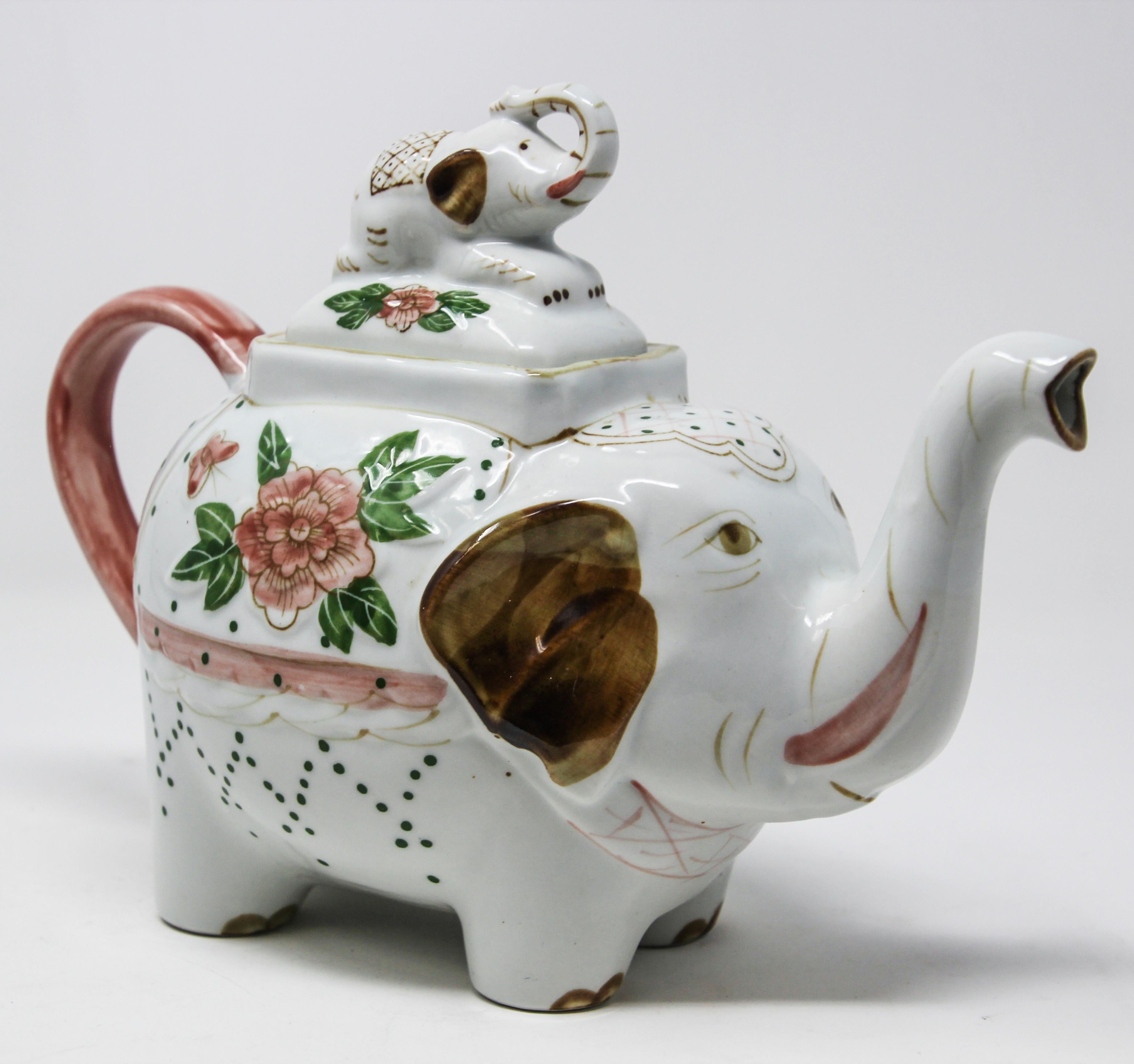 Vintage Porcelain Teapot in the Form of an Elephant In Good Condition In North Hollywood, CA