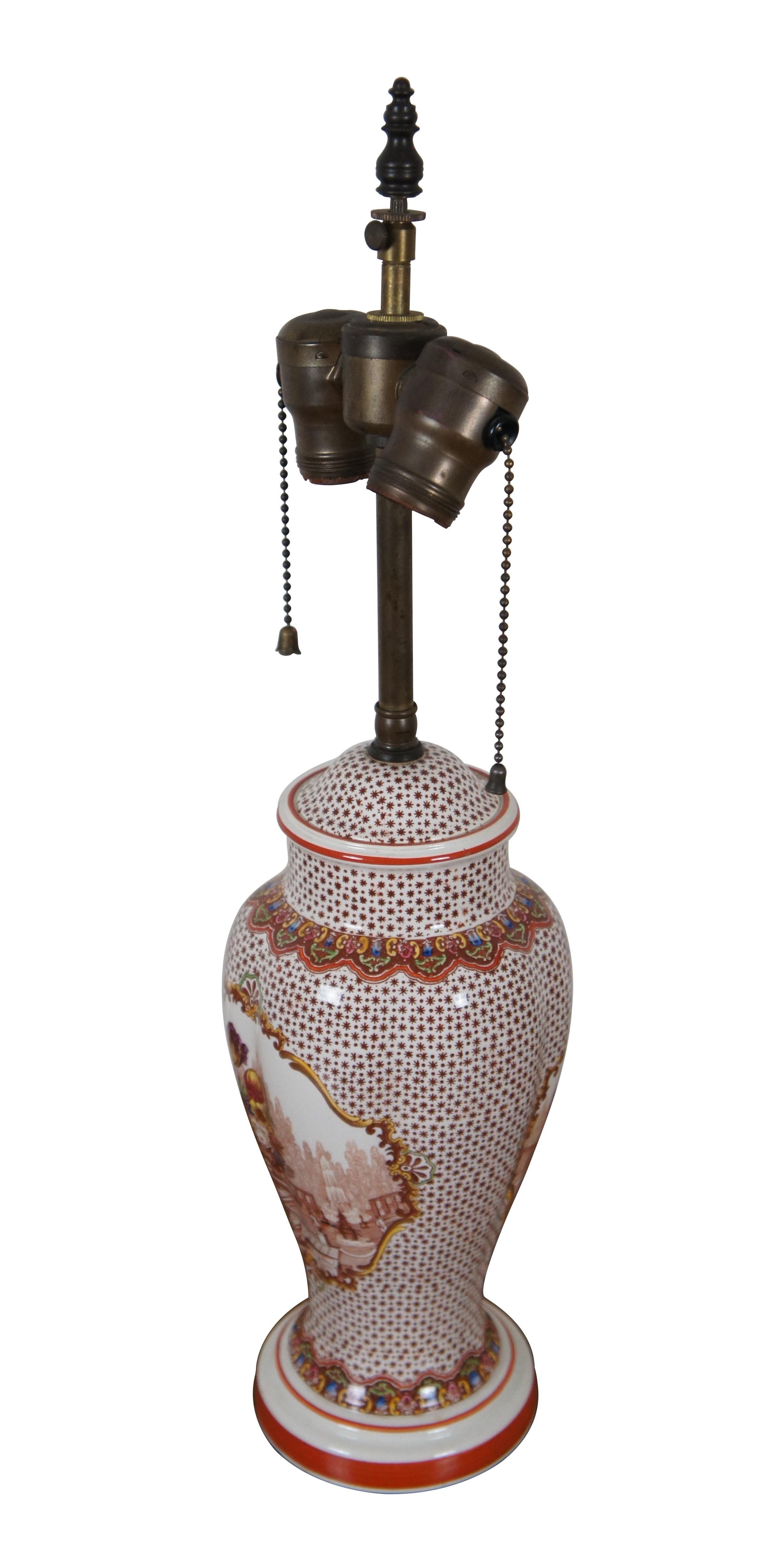 Lampe de table à deux lumières en porcelaine transférée vintage présentant un pot de gingembre ou une urne de cheminée avec une scène de paysage de nature morte d'une table avec un bouquet de fleurs colorées au centre d'un magnifique