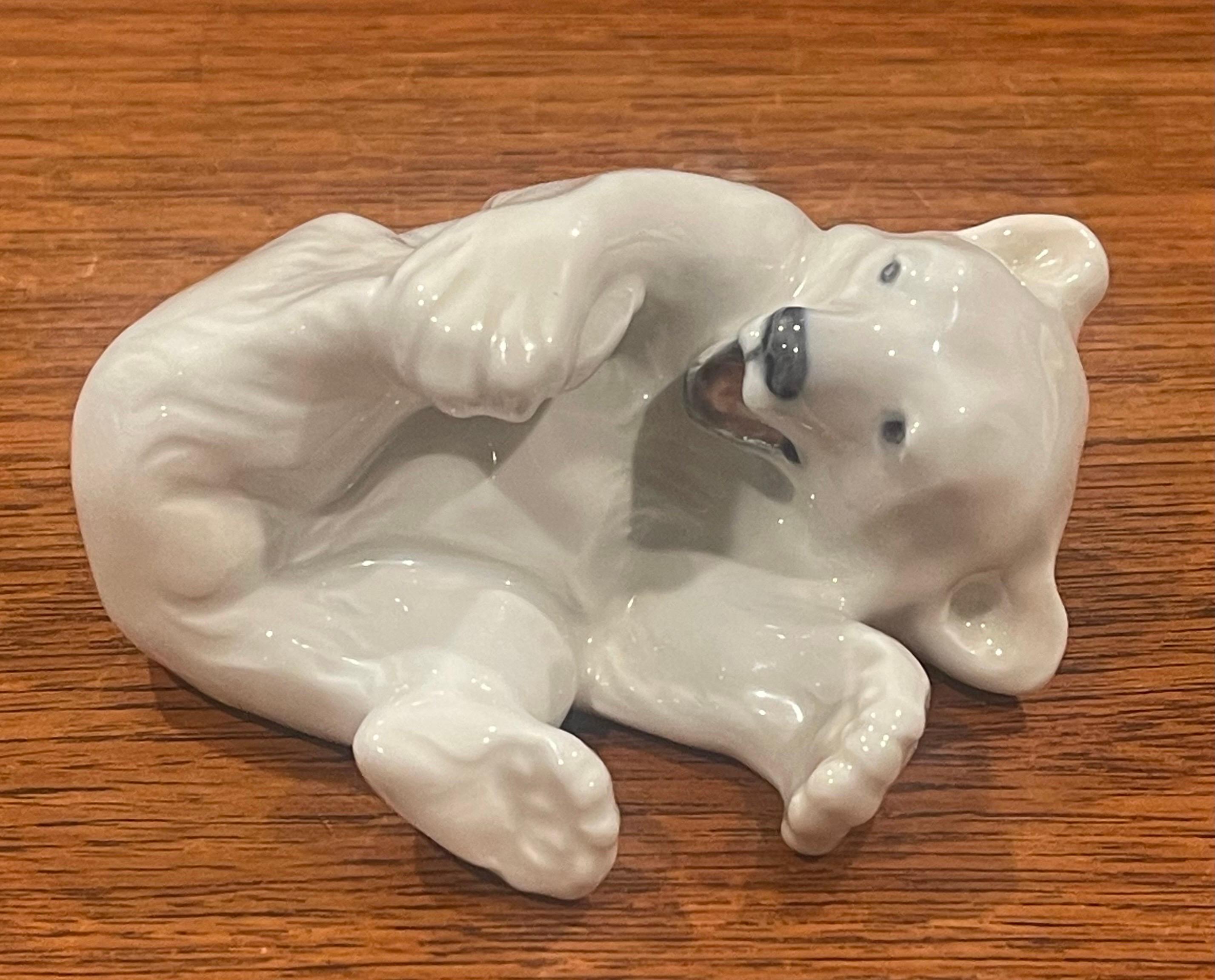 Sculpture en porcelaine vintage de deux pièces représentant des ours polaires combattant, Royal Copenhagen en vente 3