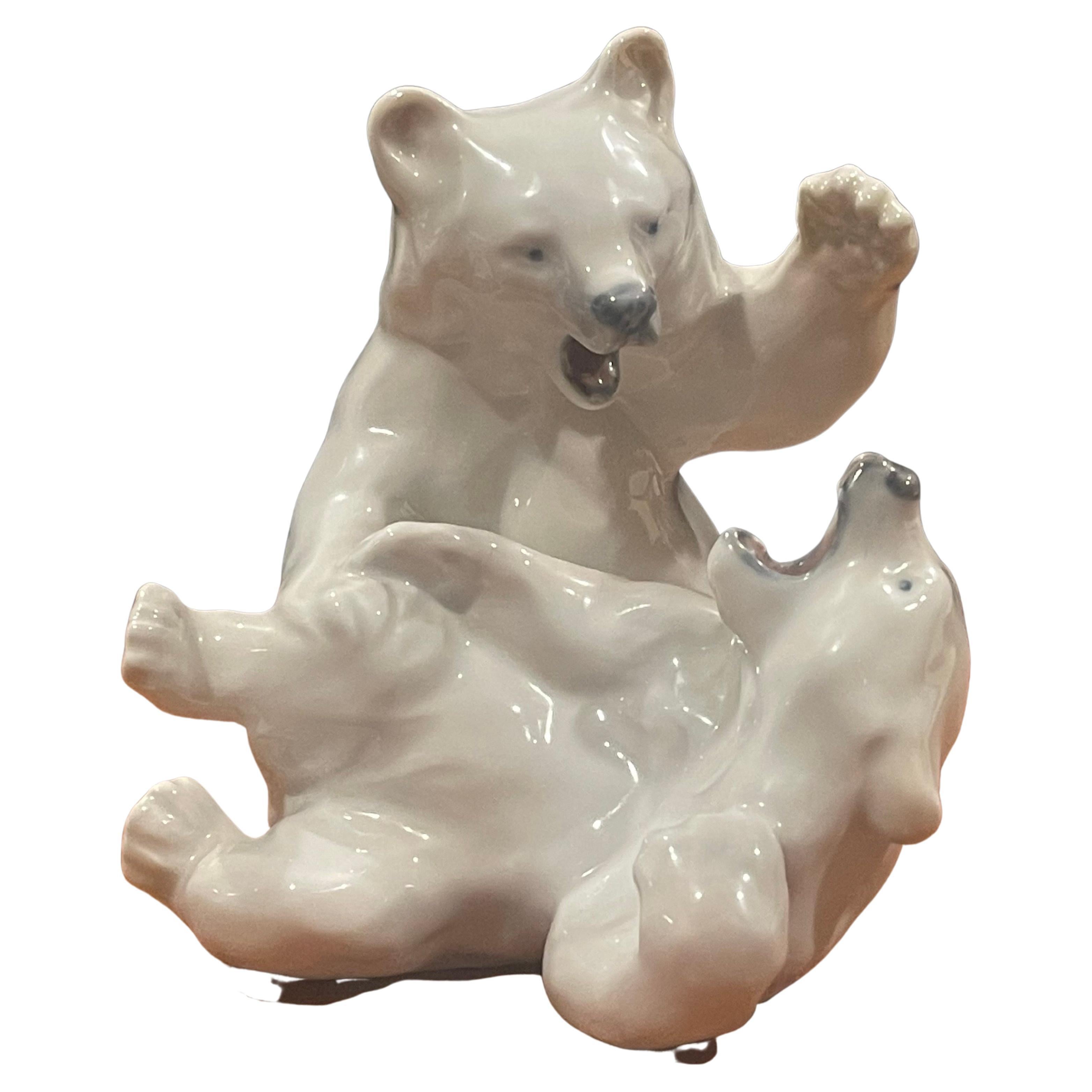 Sculpture vintage de deux pièces en porcelaine représentant des ours polaires en train de se battre, réalisée par Royal Copenhagen, vers 1930. La pièce est en très bon état, sans éclats ni fissures, et mesure 9,5 