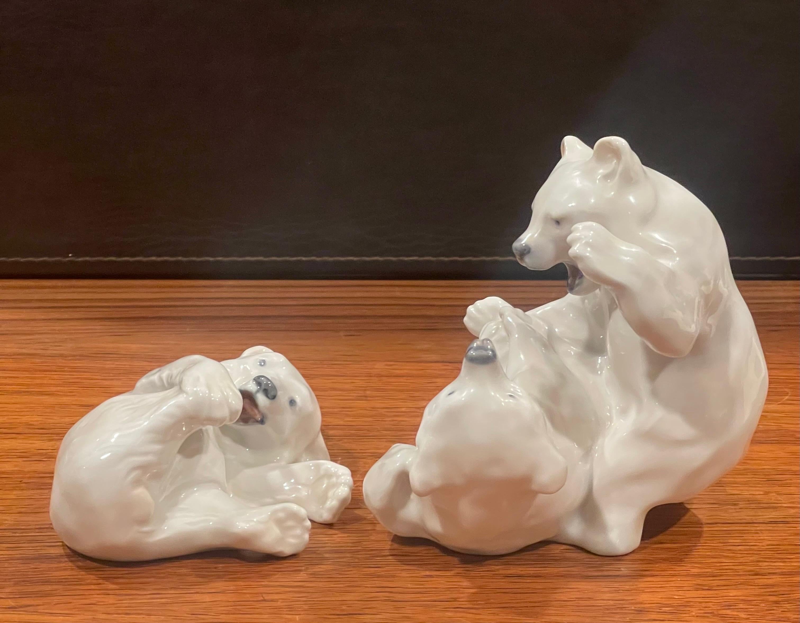Danois Sculpture en porcelaine vintage de deux pièces représentant des ours polaires combattant, Royal Copenhagen en vente