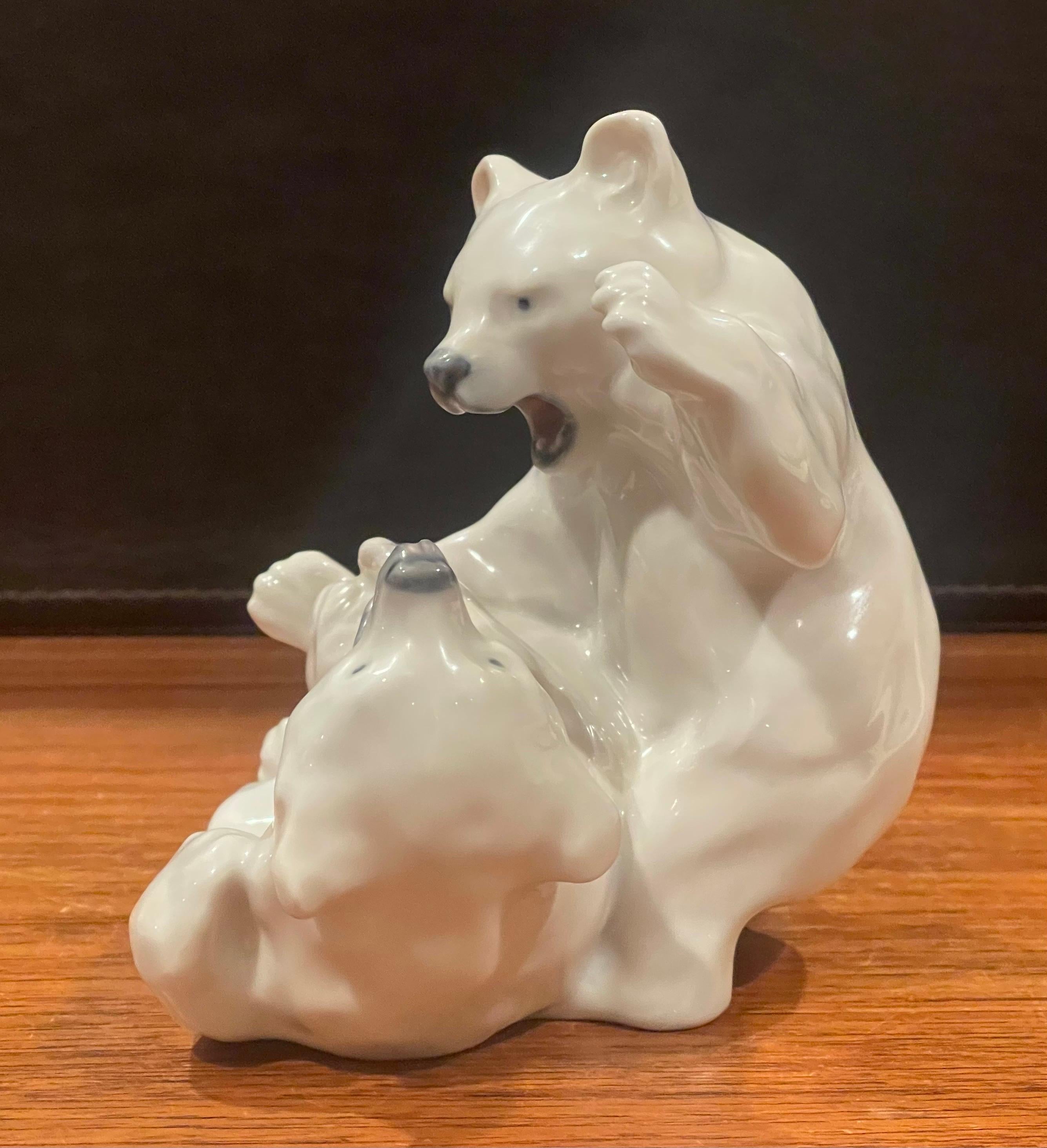 Zweiteilige Vintage-Porzellan-Skulptur von Royal Copenhagen, „Fighting Polar Bears“ (Dänisch) im Angebot