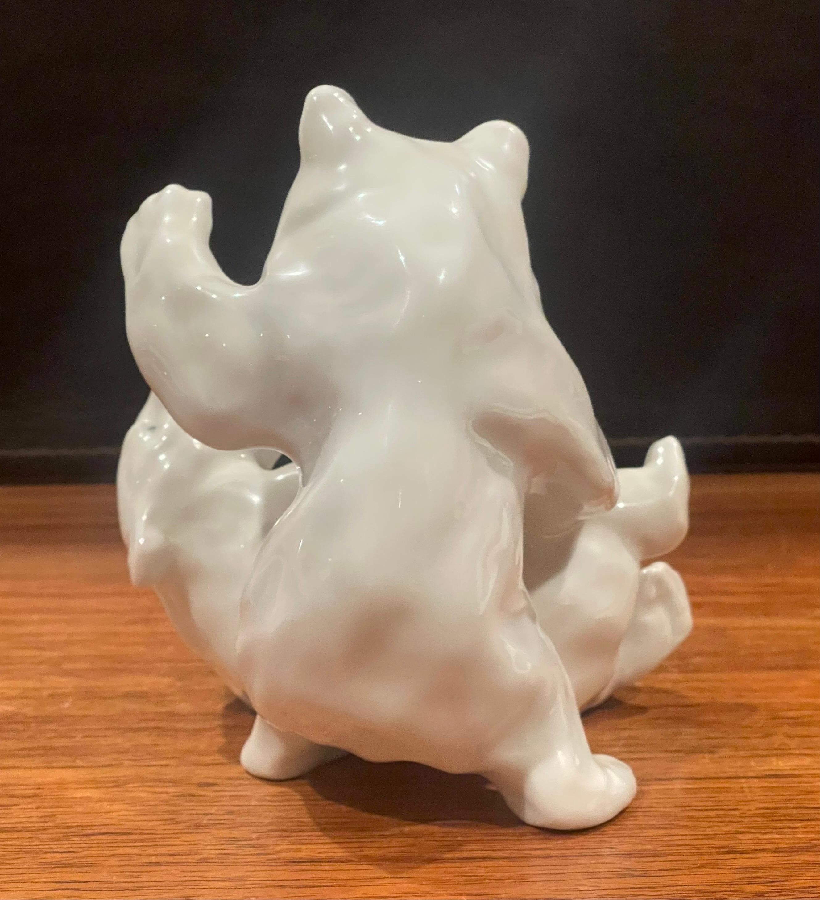 20ième siècle Sculpture en porcelaine vintage de deux pièces représentant des ours polaires combattant, Royal Copenhagen en vente
