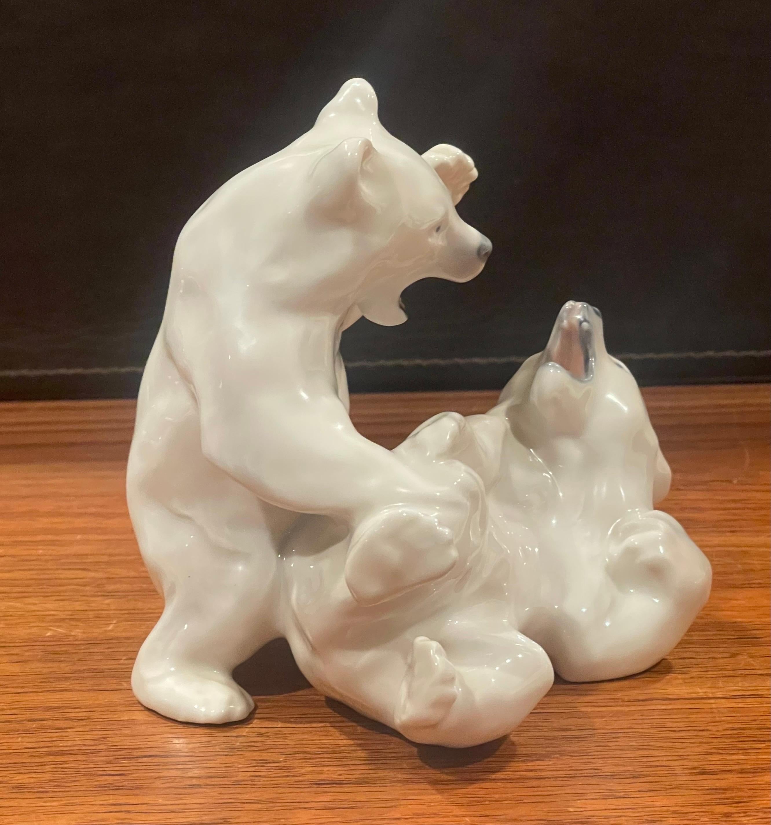 Zweiteilige Vintage-Porzellan-Skulptur von Royal Copenhagen, „Fighting Polar Bears“ (20. Jahrhundert) im Angebot