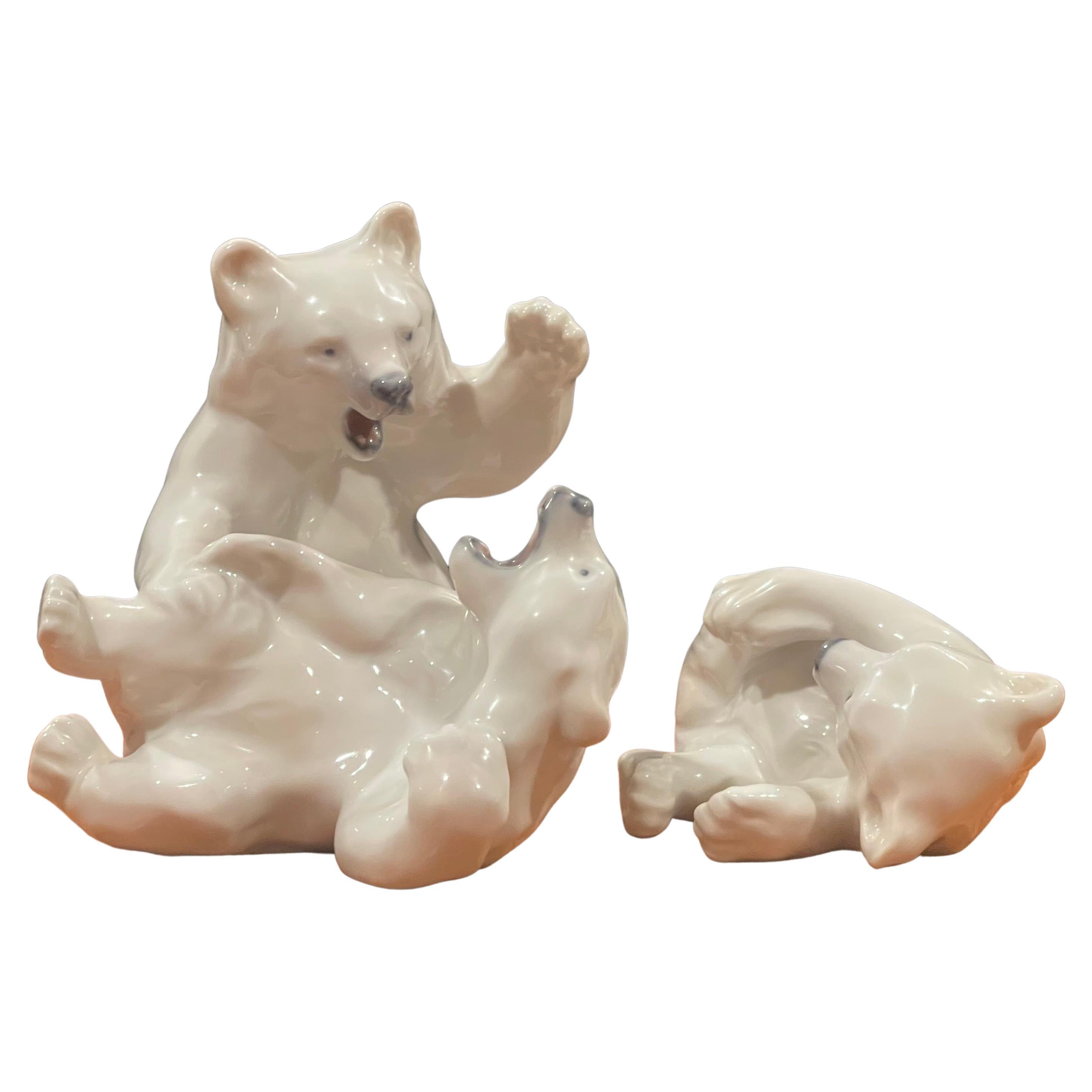 Sculpture en porcelaine vintage de deux pièces représentant des ours polaires combattant, Royal Copenhagen