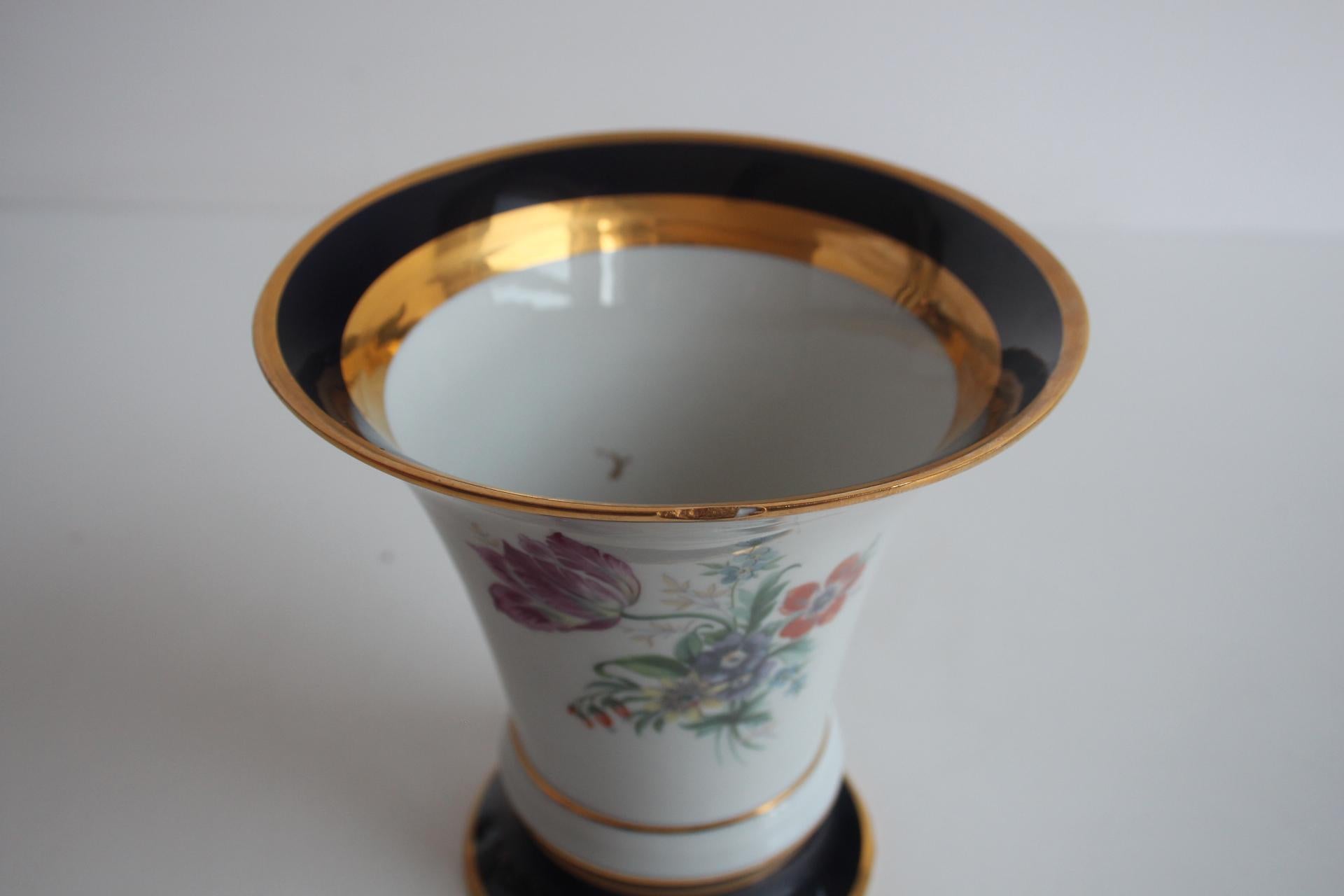 Vintage porcelain vase by Royal Dux, Czechoslovakia, 1960s. For Sale 3