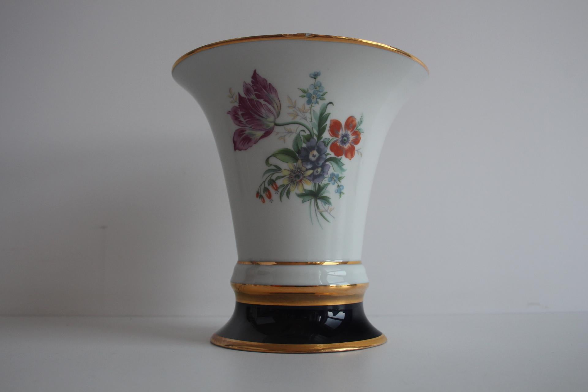 Hand painted vase, with floral pattern
Signed
Badly applied gold paint on the upper edge (see photo)
Beautiful decoration
Original condition