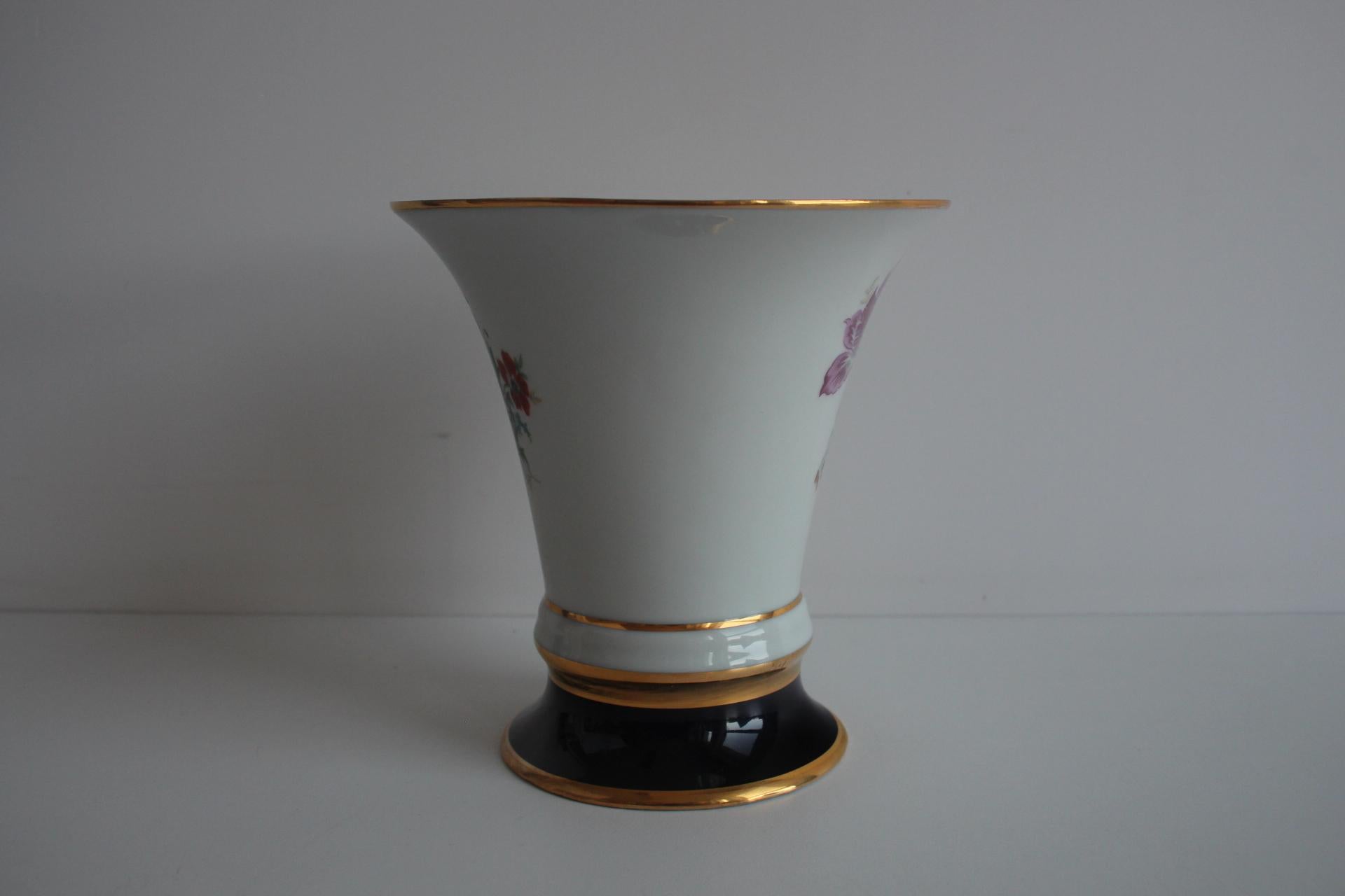 Vintage porcelain vase by Royal Dux, Czechoslovakia, 1960s. In Good Condition For Sale In Praha, CZ