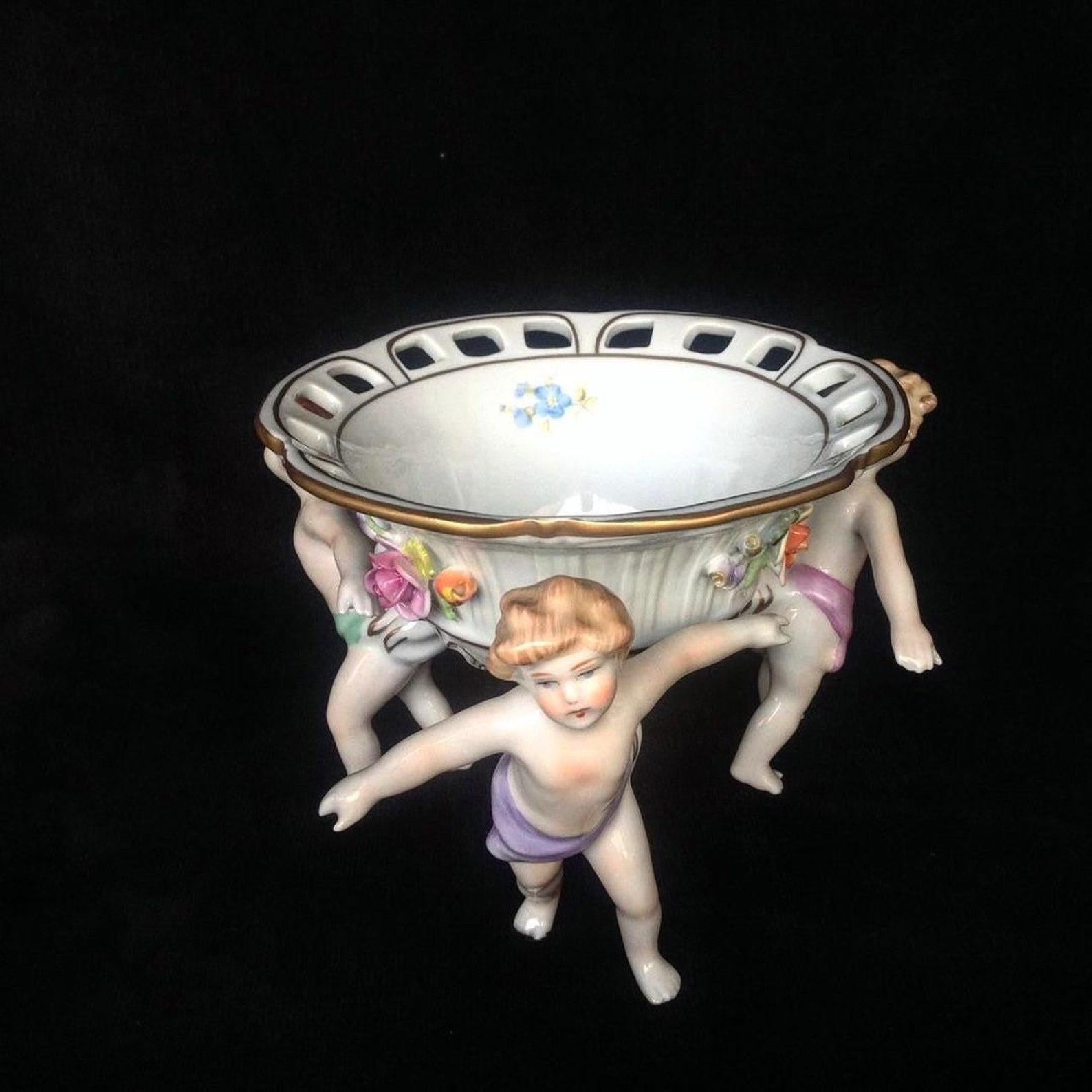 Handbemalte Vintage-Porzellanvase mit Jungenfiguren von Von Schierholz Porzellan Manufaktur Plaue G.m.b.H.

Deutschland.  1980s.

In ausgezeichnetem Zustand, keine Chips, Risse oder Sprünge.

Gestempelt und nummeriert.

Größe: 

Breite   6,2 cm (16