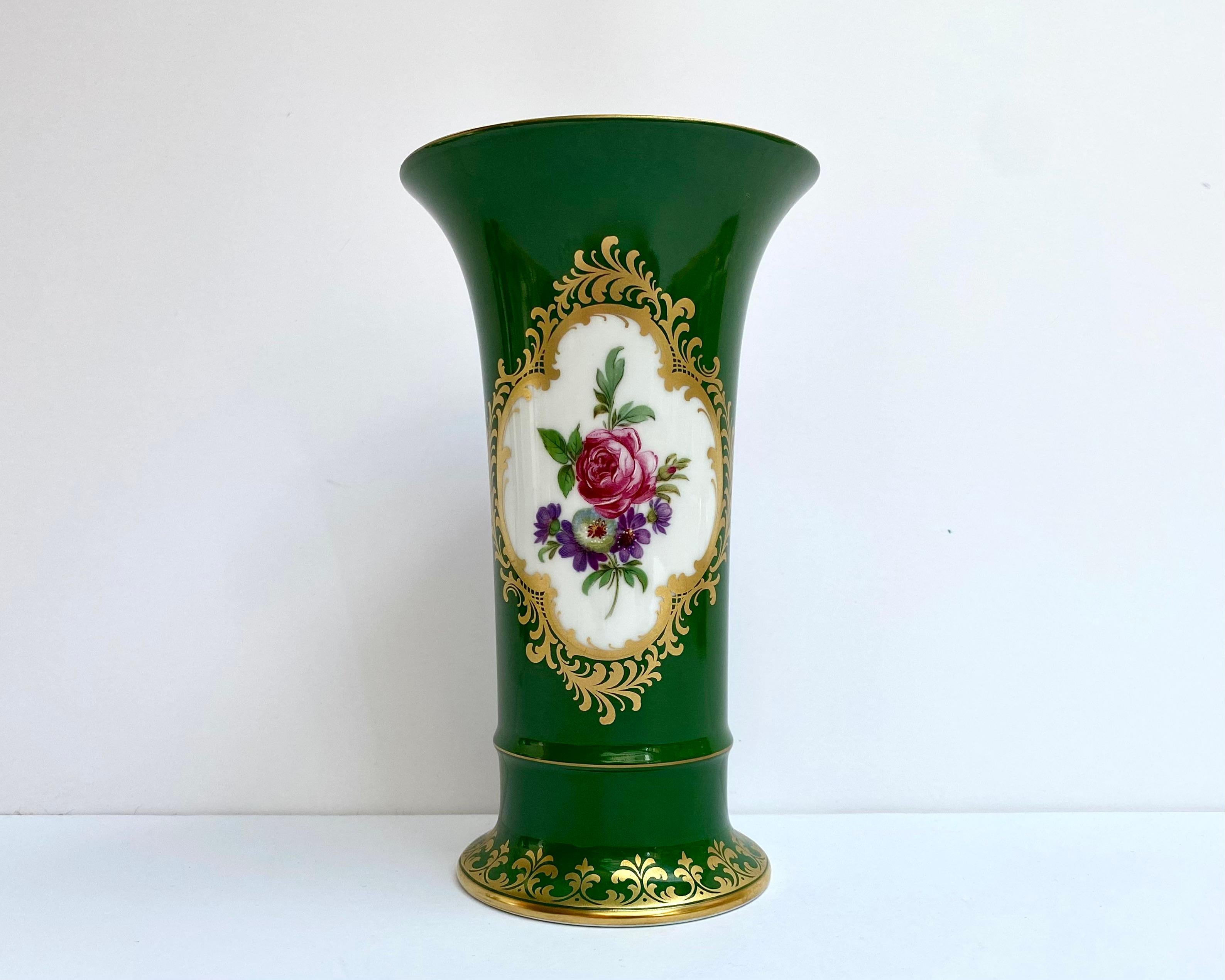 Vaso vintage di Kaiser, Germania, anni '80.

La base è in porcellana. Realizzato e dipinto a mano: delizioso bouquet di fiori.

La forma del vaso è insolitamente bella, il collo è originale e decorato, la doratura è abbondante.  

Nella produzione