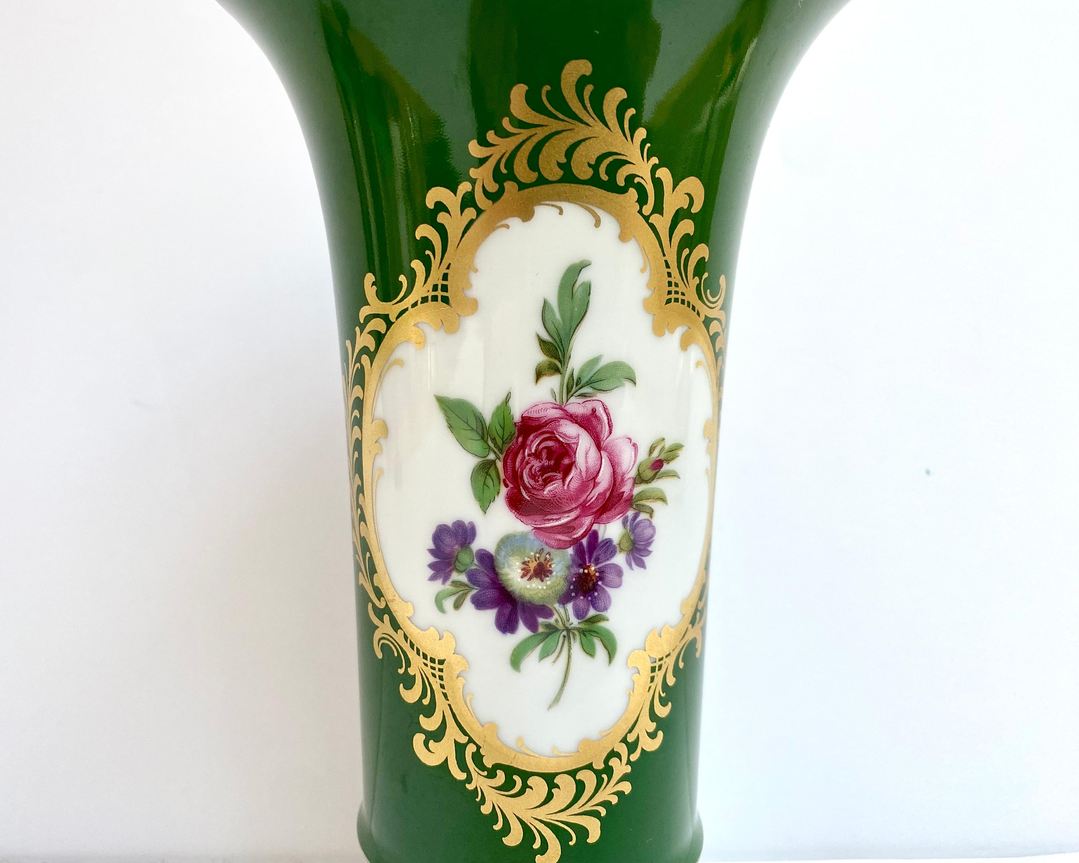 Fine XX secolo Vaso di porcellana d'epoca per fiori Porcellana tedesca Kaiser, anni '80 in vendita