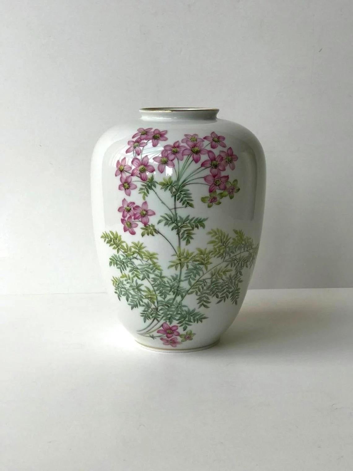 Vintage Weimar vase for flowers.

Porcelain vase with floral pattern.

1950’s.

Germany, Weimar.

In excellent condition, no chips, cracks or crazing.

Size:

Height - 8.7 inc 22 cm
Diameter - 6.3 inc 16 cm.