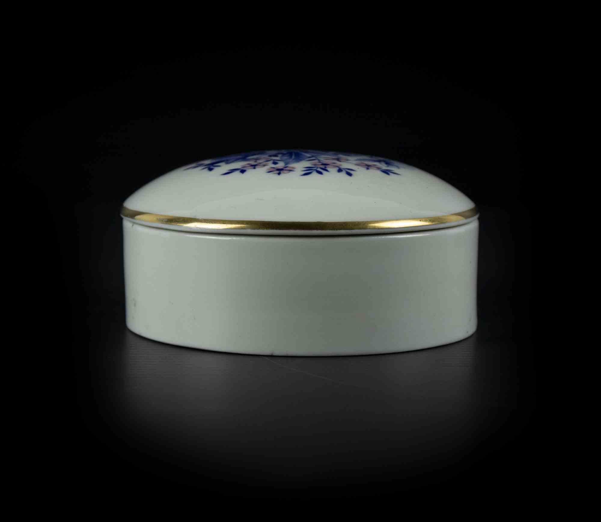 Mid Century Jewell's est une oeuvre d'art originale réalisée par un artiste anonyme au milieu du 20e siècle.

Un coffret très raffiné, décoré d'un motif floral sur le couvercle et aux bords dorés.

Un objet parfait pour conserver vos biens