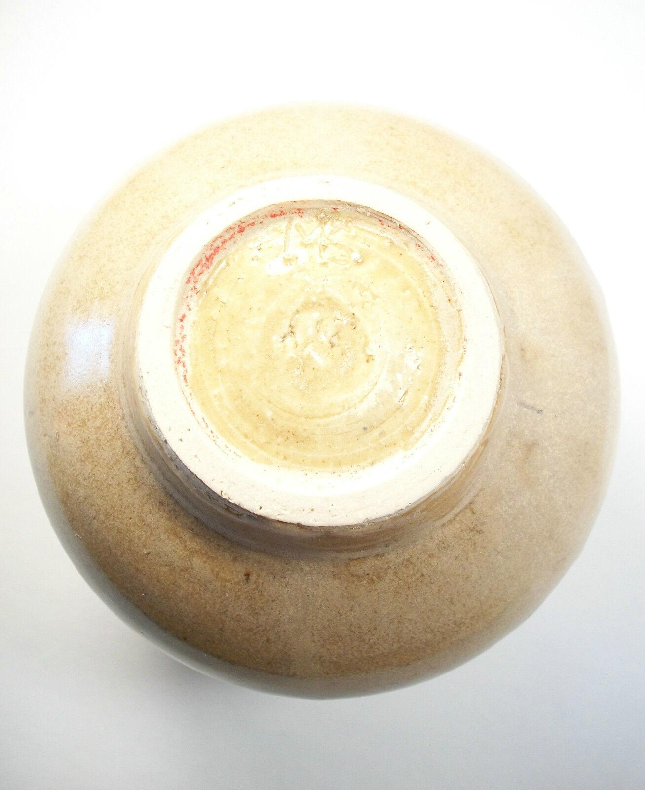 Vintage Porcelaneous Studio Pottery Vase - Modern Design - Signed - circa 1980s For Sale 3