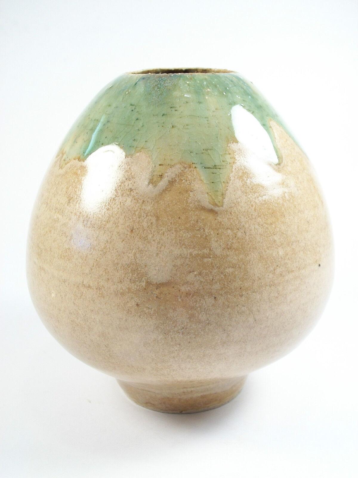 Canadian Vintage Porcelaneous Studio Pottery Vase - Modern Design - Signed - circa 1980s For Sale