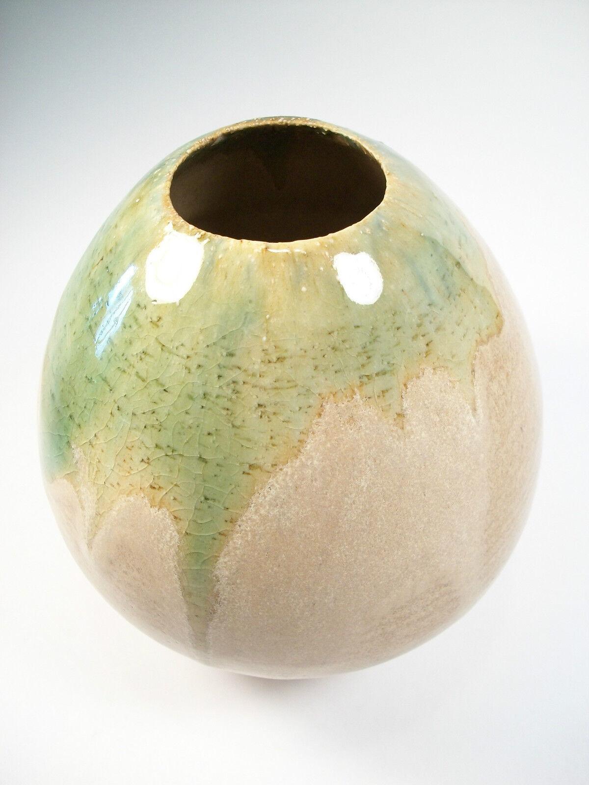 Vase Vintage Porcelaneous Studio Pottery - Design Moderne - Signé - vers 1980 Bon état - En vente à Chatham, ON