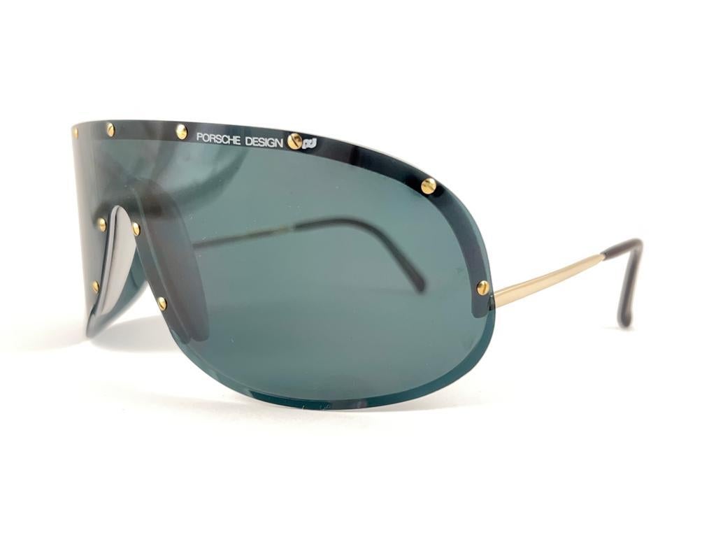 Sehr seltenes Sammlerstück aus den 1980er Jahren, 30 Jahre alte Porsche Design 5640 kleine Größe schwarz matt Schild Frame mit dunkelgrünen Mono-Glas. 
Erstaunliche Handwerkskunst und Qualität.
 Es hat leichte Abnutzungserscheinungen aufgrund von