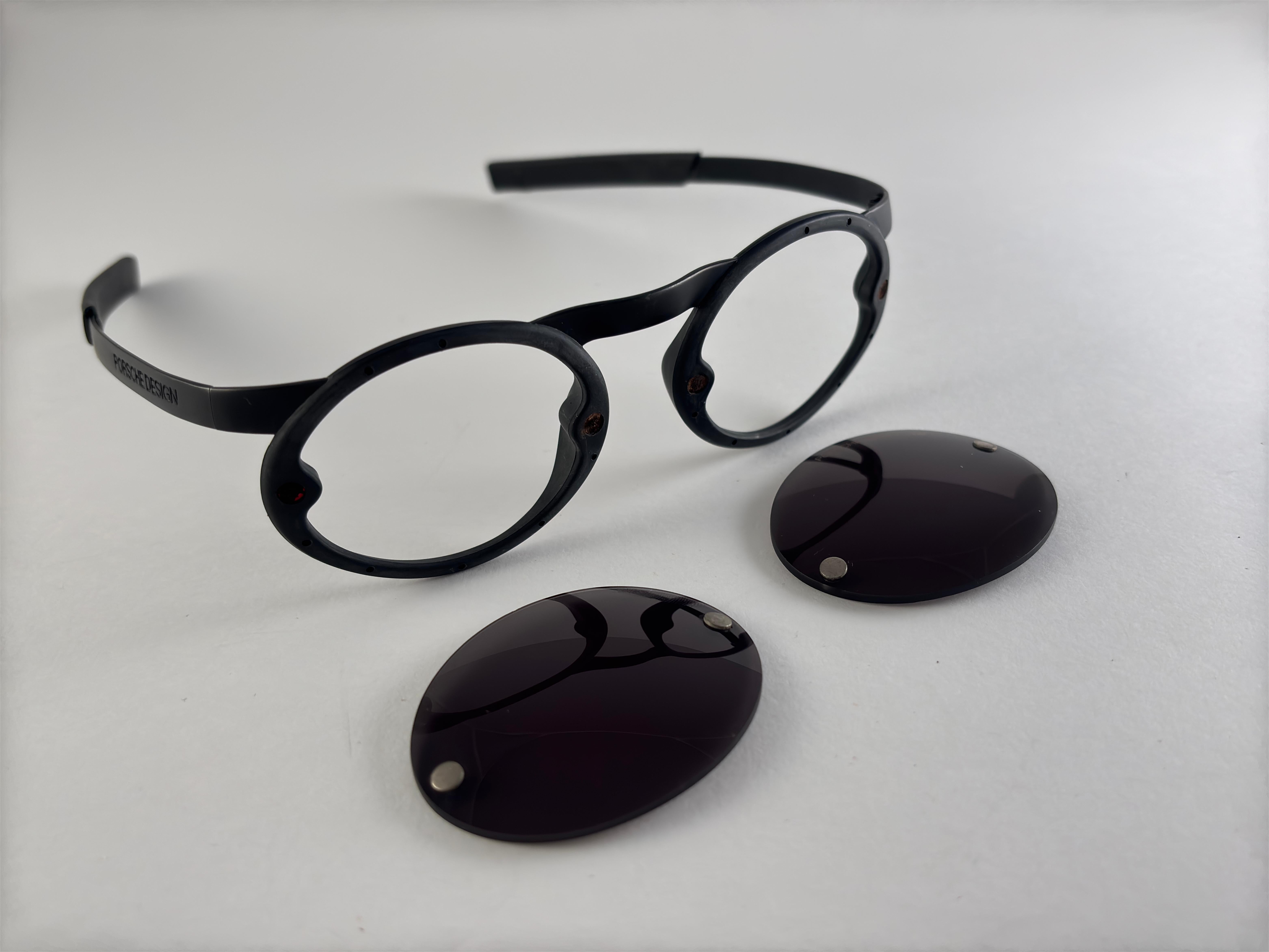 Mint 1980'S Porsche Design 5694 Black Matte Frame. 

Magnetisch  Abnehmbare Linsen. 

Erstaunliche Handwerkskunst und Qualität. 

Dieser Artikel zeigt leichte Abnutzungserscheinungen auf beiden Gläsern und dem Rahmen.



Vorderseite 13 cm
Höhe der