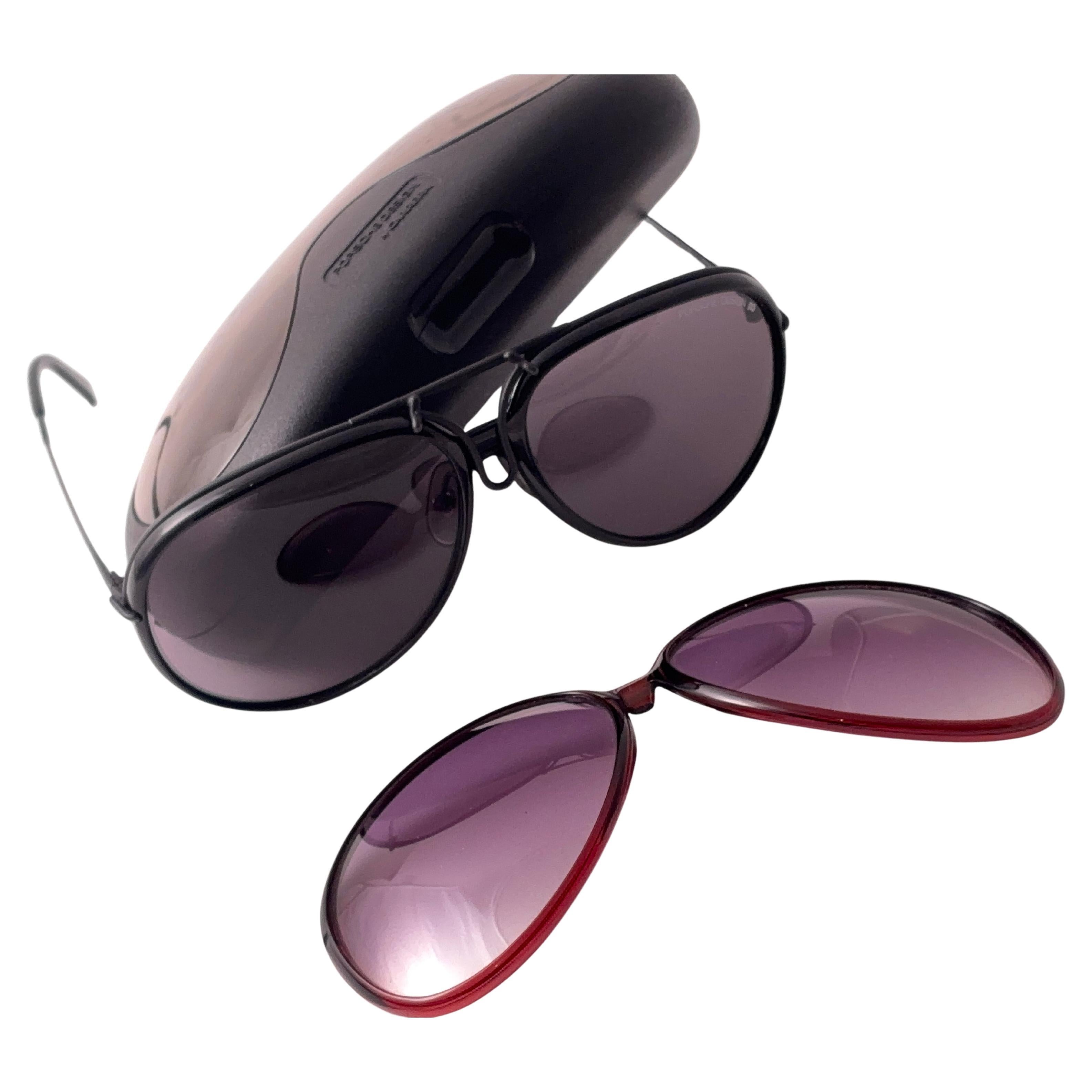 Vintage 1980'S Porsche Design 5632 mit zwei austauschbaren Fronten schwarz & rot Frame.
Ein völlig anderer Look - nur einen Klick entfernt!
Erstaunliche Handwerkskunst und Qualität. 
Kommt mit dem Original-Porsche-Hartschalenkoffer, der aufgrund von