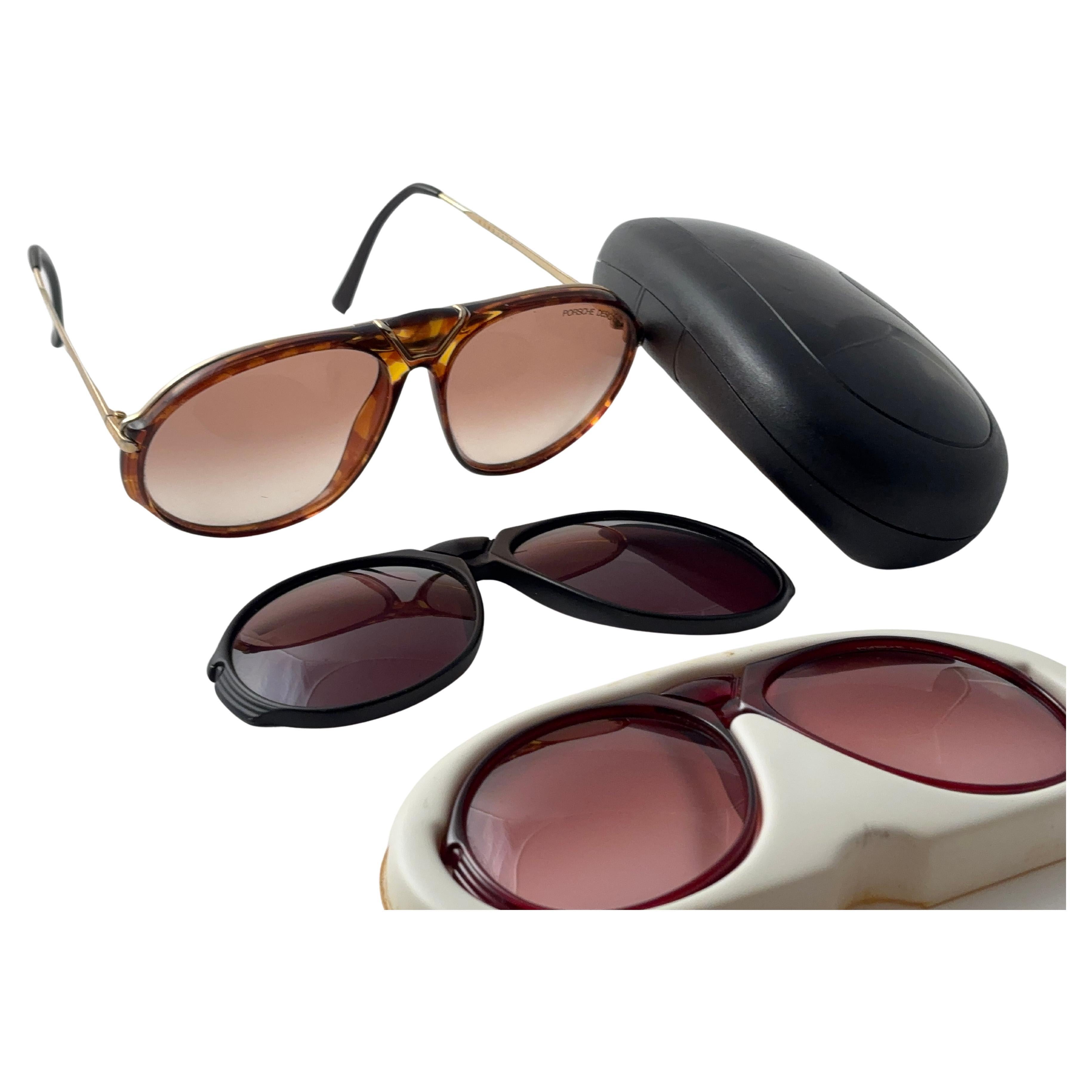 Vintage 1980's Porsche Design/One 5659 Avec trois façades interchangeables Noir, Tortue et Bourgogne Cadre.
Un look totalement différent à portée de clic !
Un savoir-faire et une qualité étonnants. 
Elle est livrée avec la valise rigide d'origine de