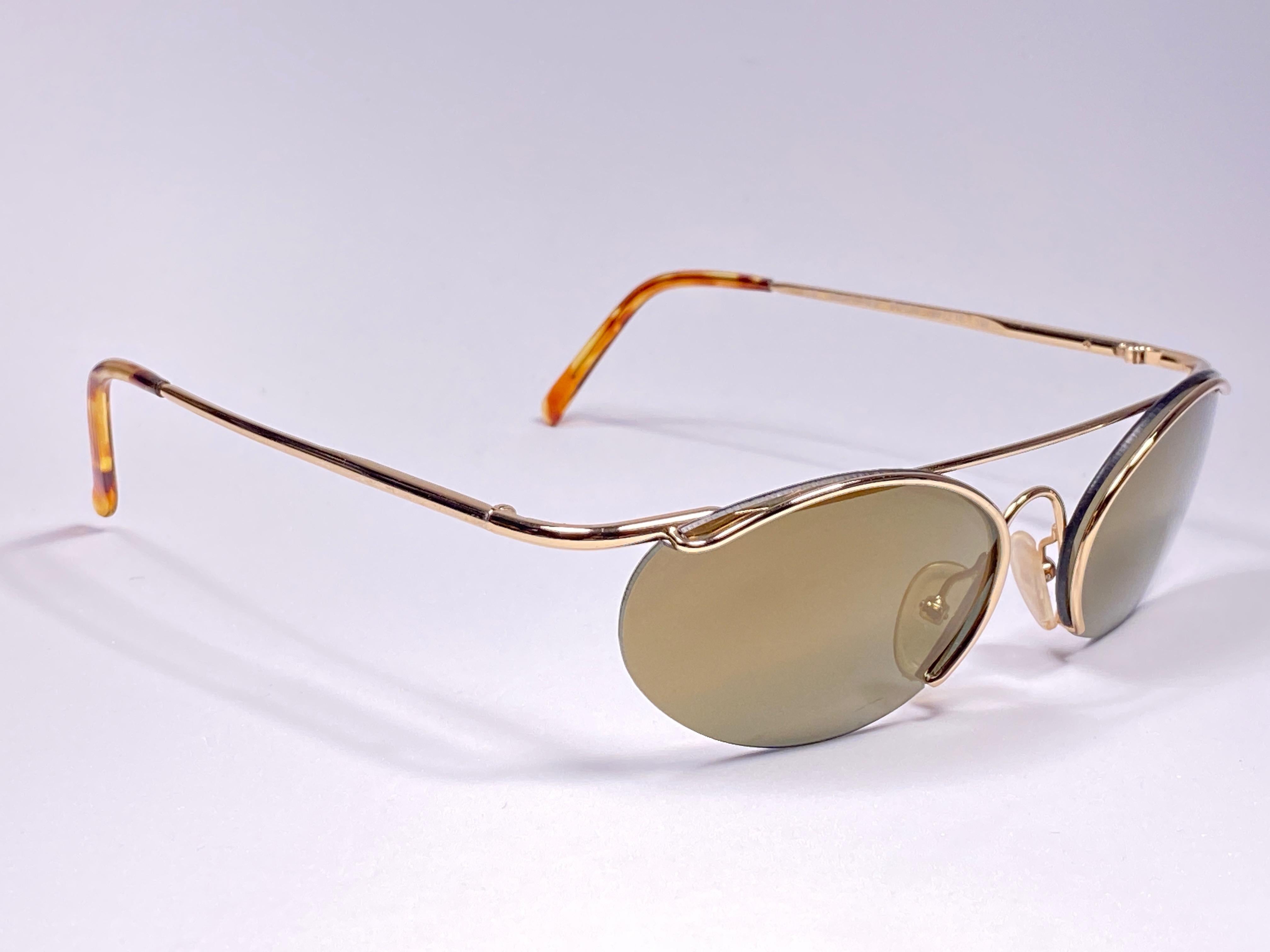 Collectors item from the 1990's, 20 years old. 

Porsche Design small oval frame with gold mirrored lenses.  
Amazing craftsmanship and quality. This pair has light of wear due to storage.

Made in Austria.

MEASUREMENTS 

FRONT : 12.5

LENS HEIGHT