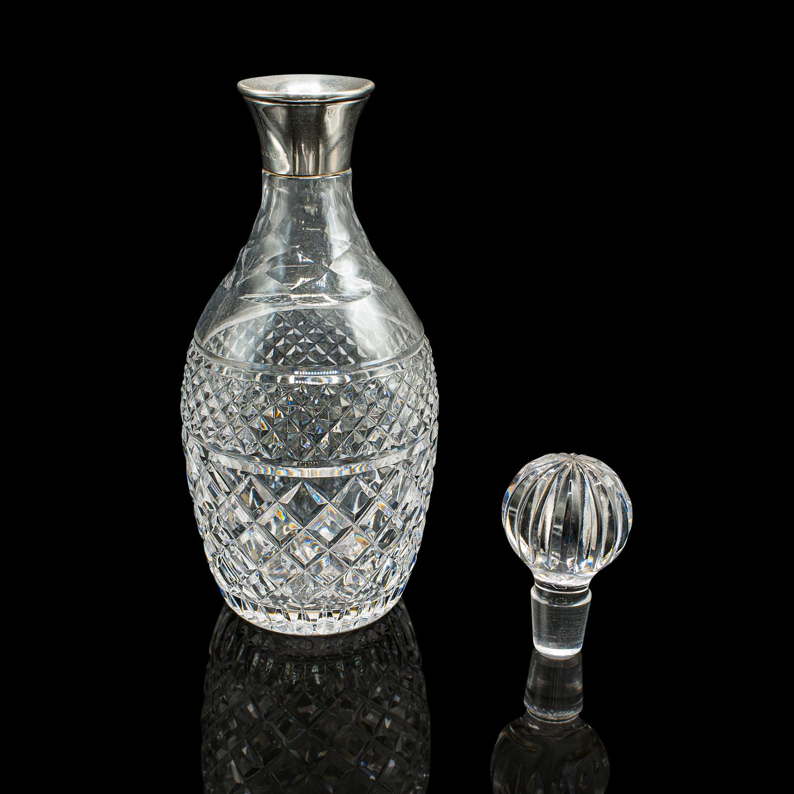 Dies ist ein Vintage Port Dekanter. Englisches Sherry- oder Spirituosengefäß aus geschliffenem Glas und Silber mit Kragen, gestempelt 1952.

Elegante Karaffe aus der Mitte des Jahrhunderts, die im Salon oder auf dem Buffet eine gute Figur
