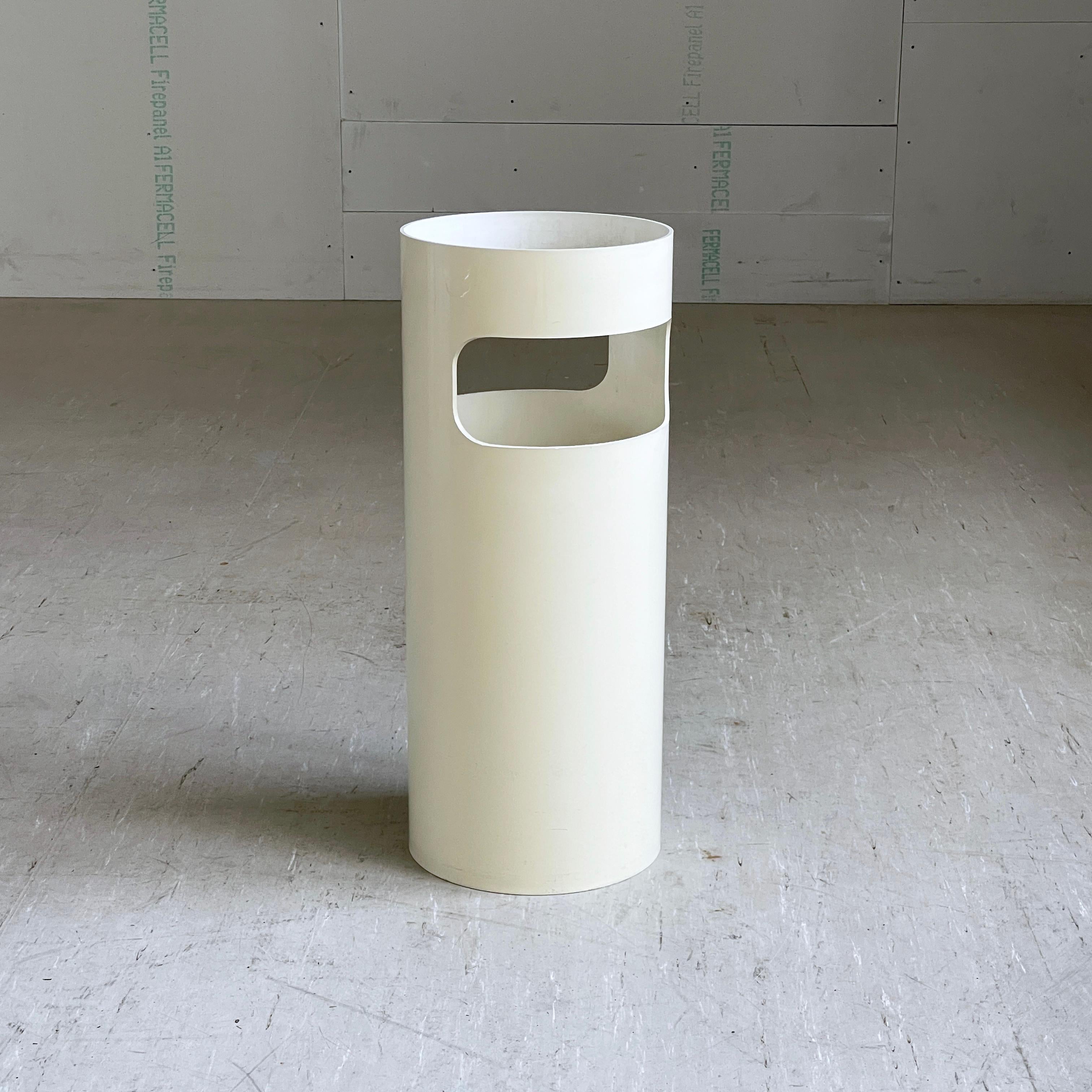 Portaombrelli d'epoca degli anni '70. Disegnato da Gino Colombini, 1966. Prodotto da Kartell, Italia. Con marchio del produttore sulla base.
Dimensions: Height 60 cm  Diametro 25 cm.
In ottime condizioni, con solo lievi segni d'uso (leggeri segni,