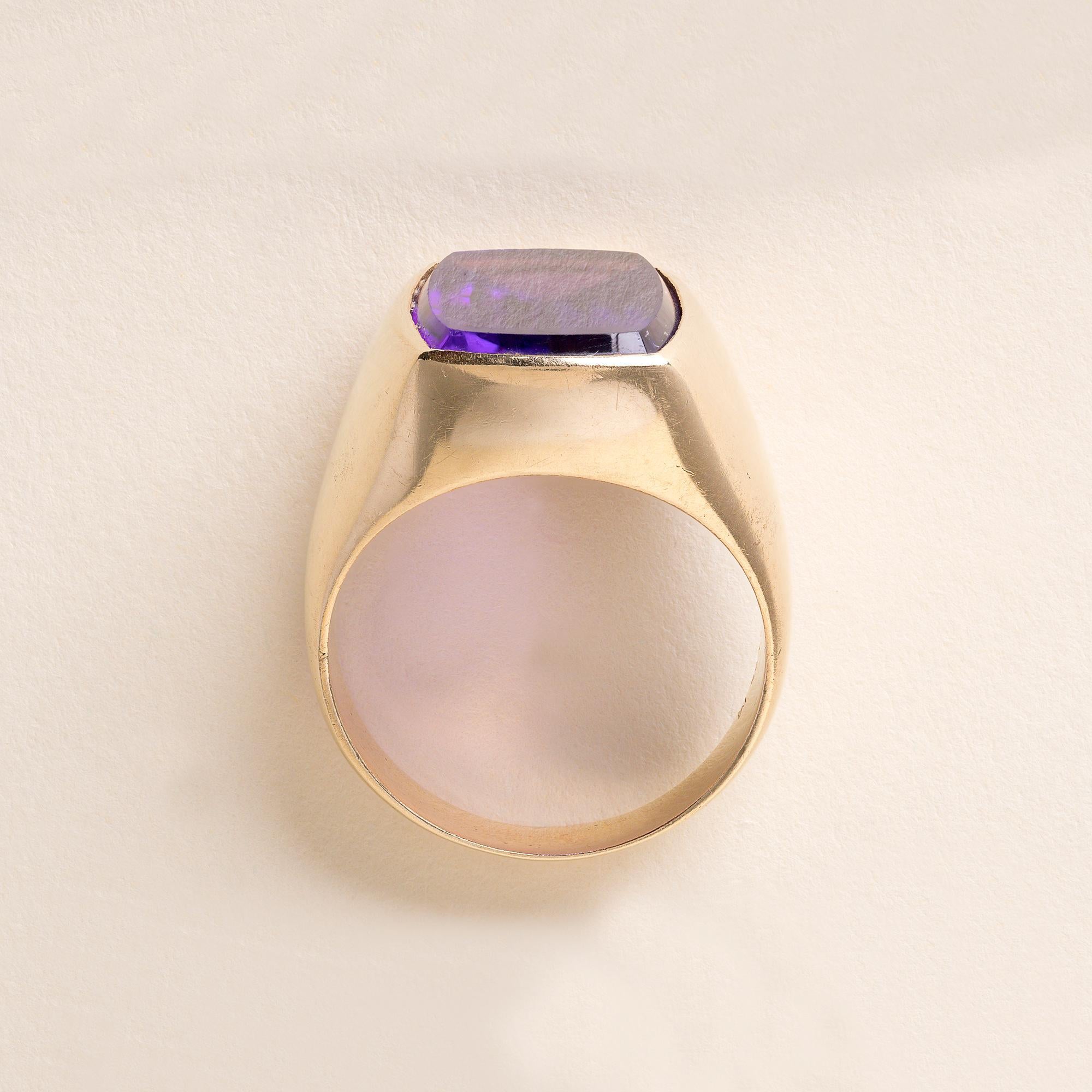 Vintage Portrait Cut Amethyst Signet Style Ring 14K Yellow Gold In Good Condition For Sale In Los Angeles, CA