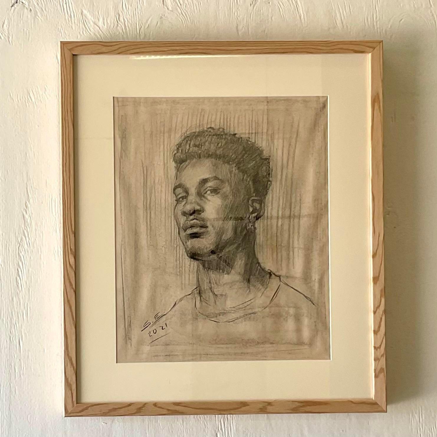 Un fabuleux dessin original au crayon Boho vintage. Un portrait chic d'un jeune homme. Signé et daté par l'artiste. Nouvellement encadré dans un cadre en bois avec de beaux détails de grain de bois. Acquis d'une propriété de Palm Beach. 