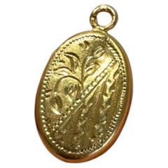 Vintage Portuguese 19.2Kt Gold Oval Picture Locket Pendant