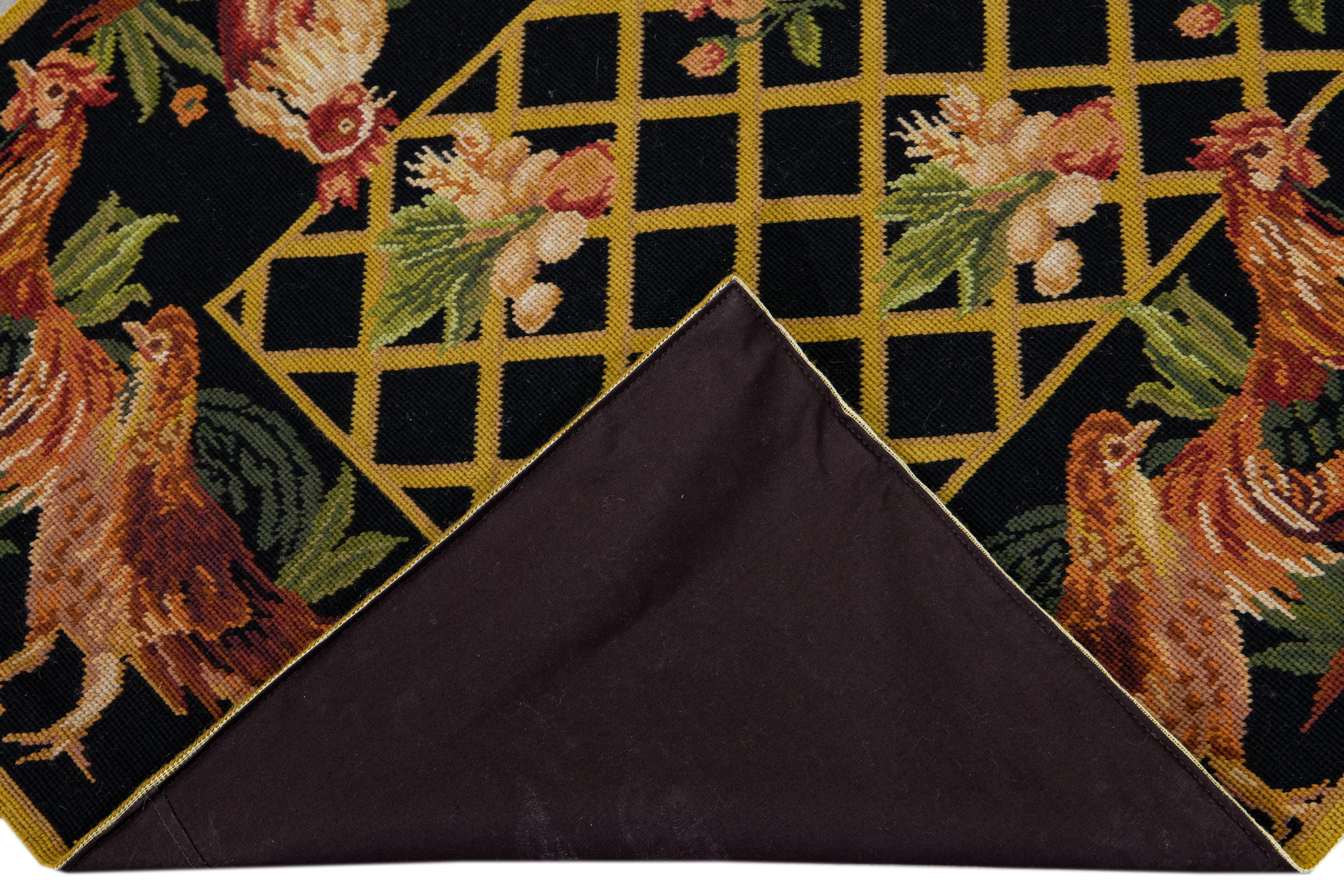 Schöne Vintage Aubusson Nadelspitze Wolle Läufer mit einem schwarzen Feld. Dieses Stück hat ein malerisches Muster, das sich durch das gesamte Design zieht.

Dieser Teppich misst 3' x 9'9