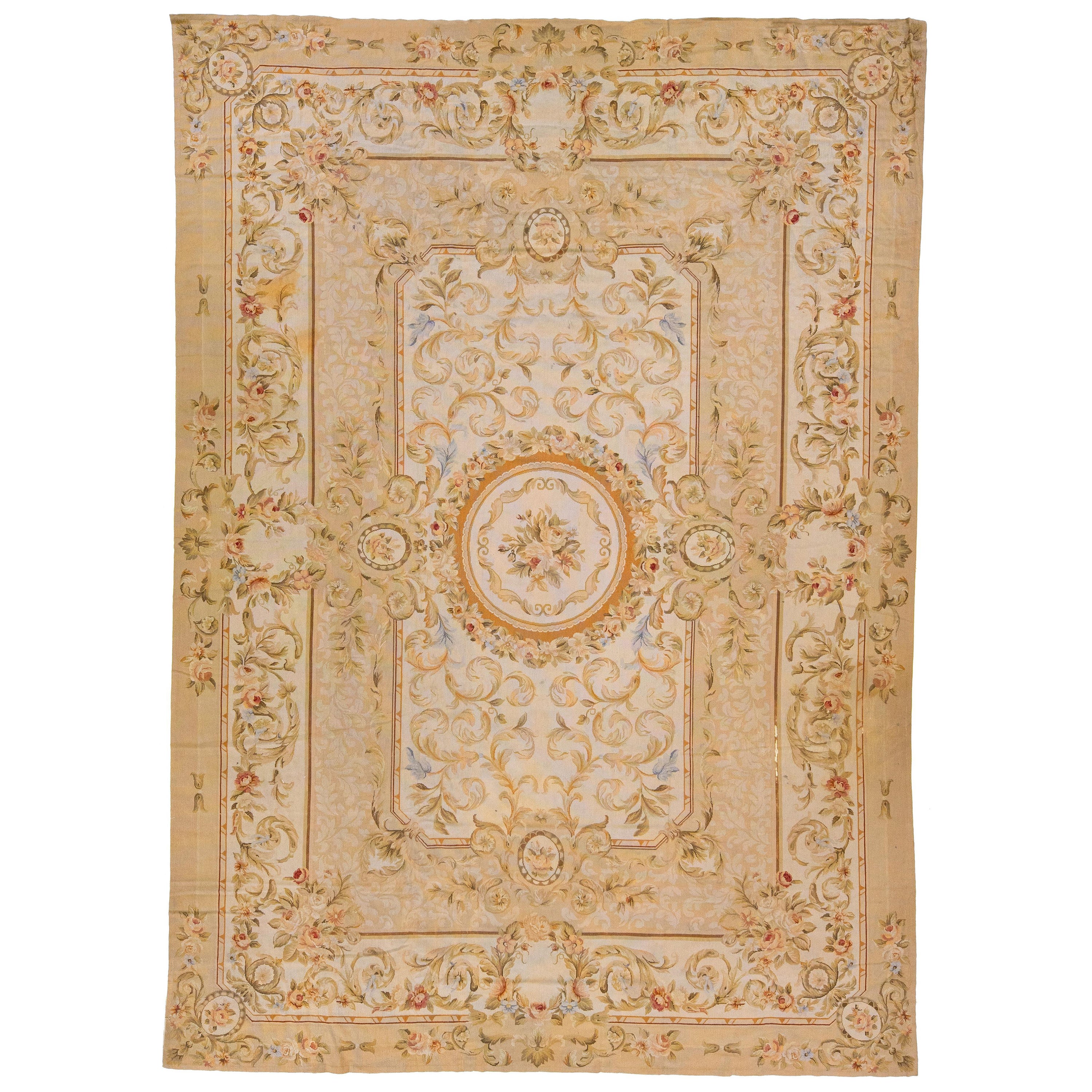 Tapis portugais vintage en laine d'Aubusson à l'aiguille beige avec motif de rosette