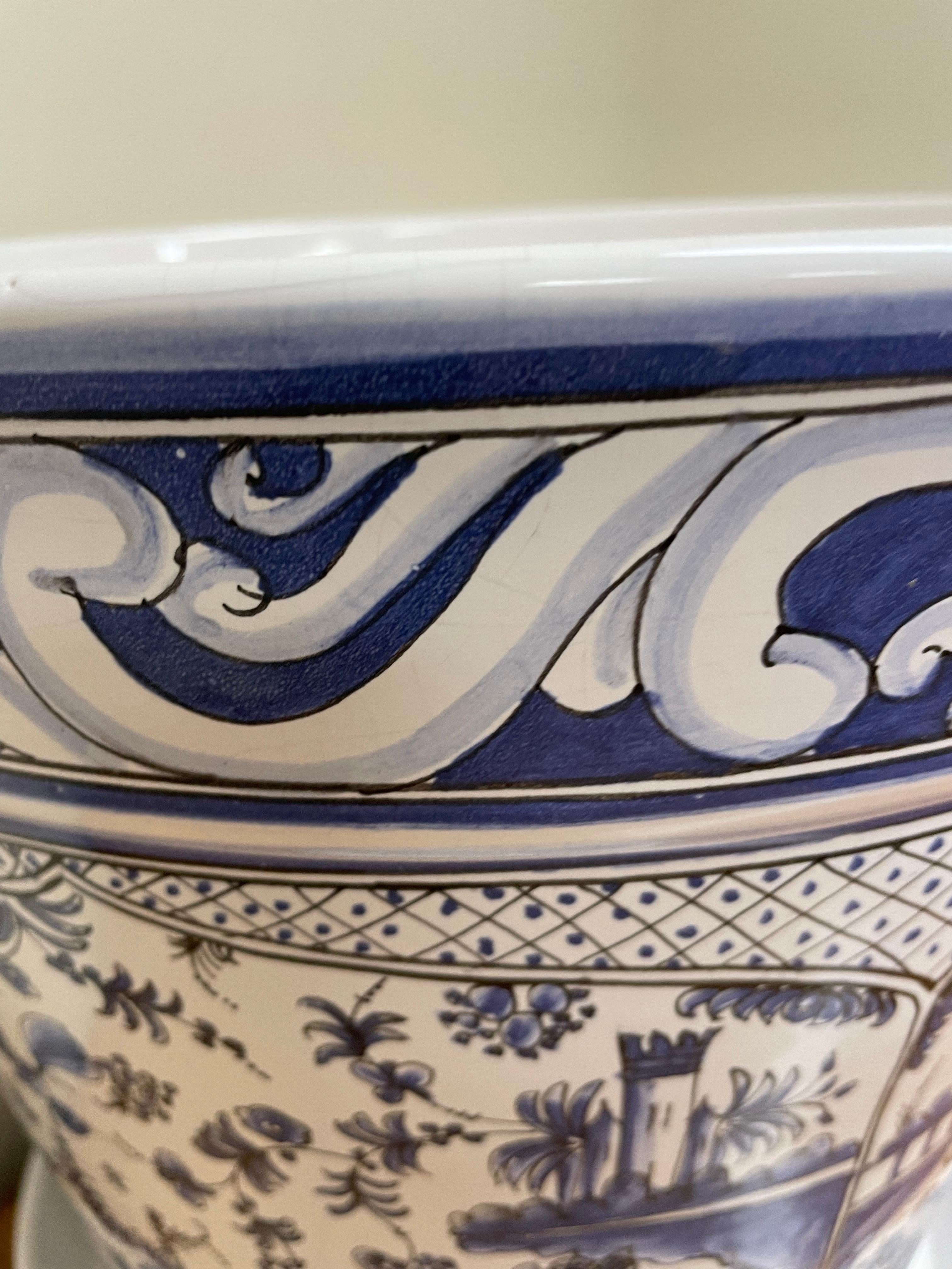 Jardiniere portoghese d'epoca blu e bianco con vassoio in vendita 5