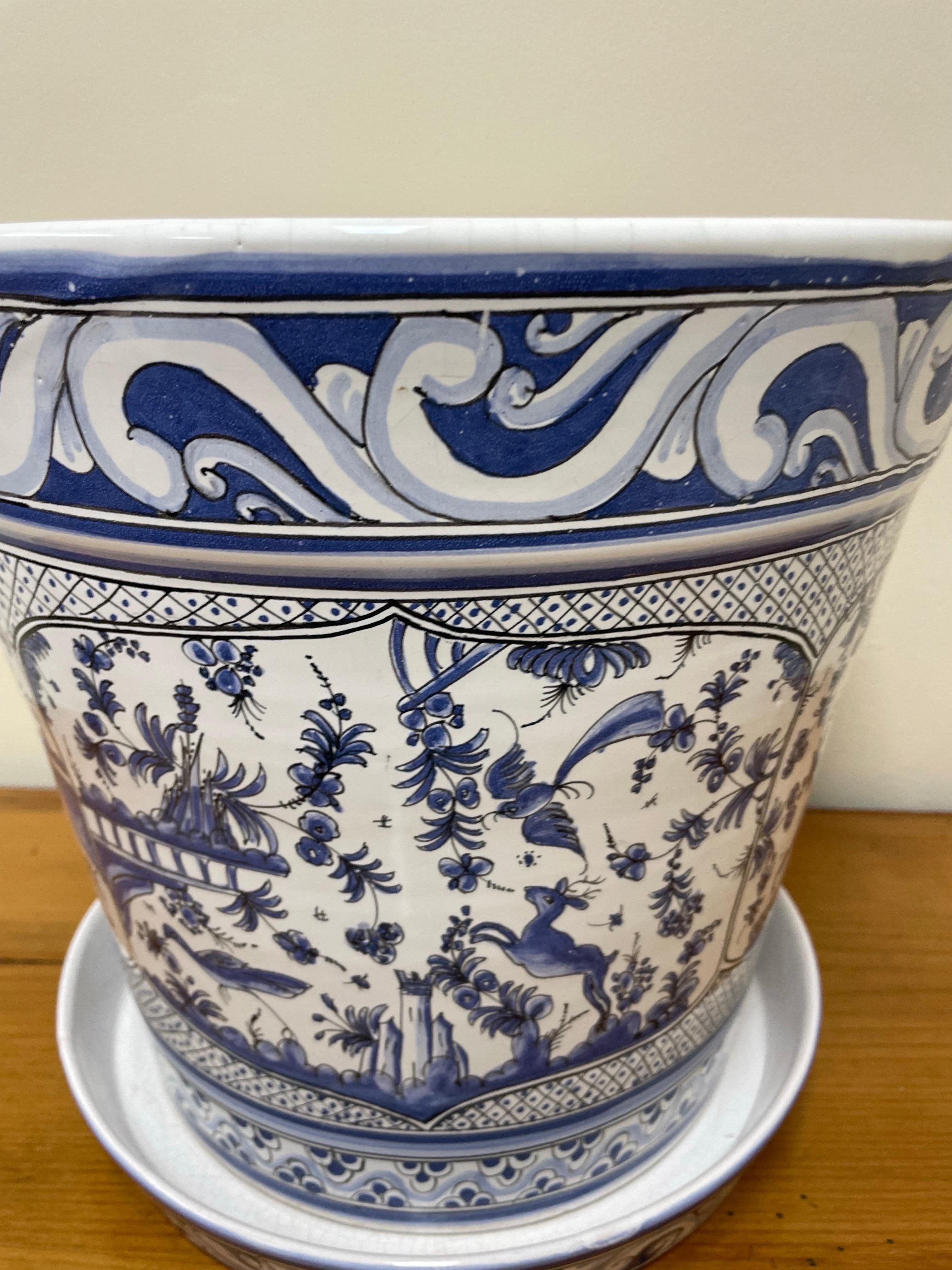 Jardiniere vintage blu e bianco proveniente dal Portogallo. Viene fornito con un vassoio inferiore. Tutto intorno, scene intricate con uccelli, cervi e fauna.