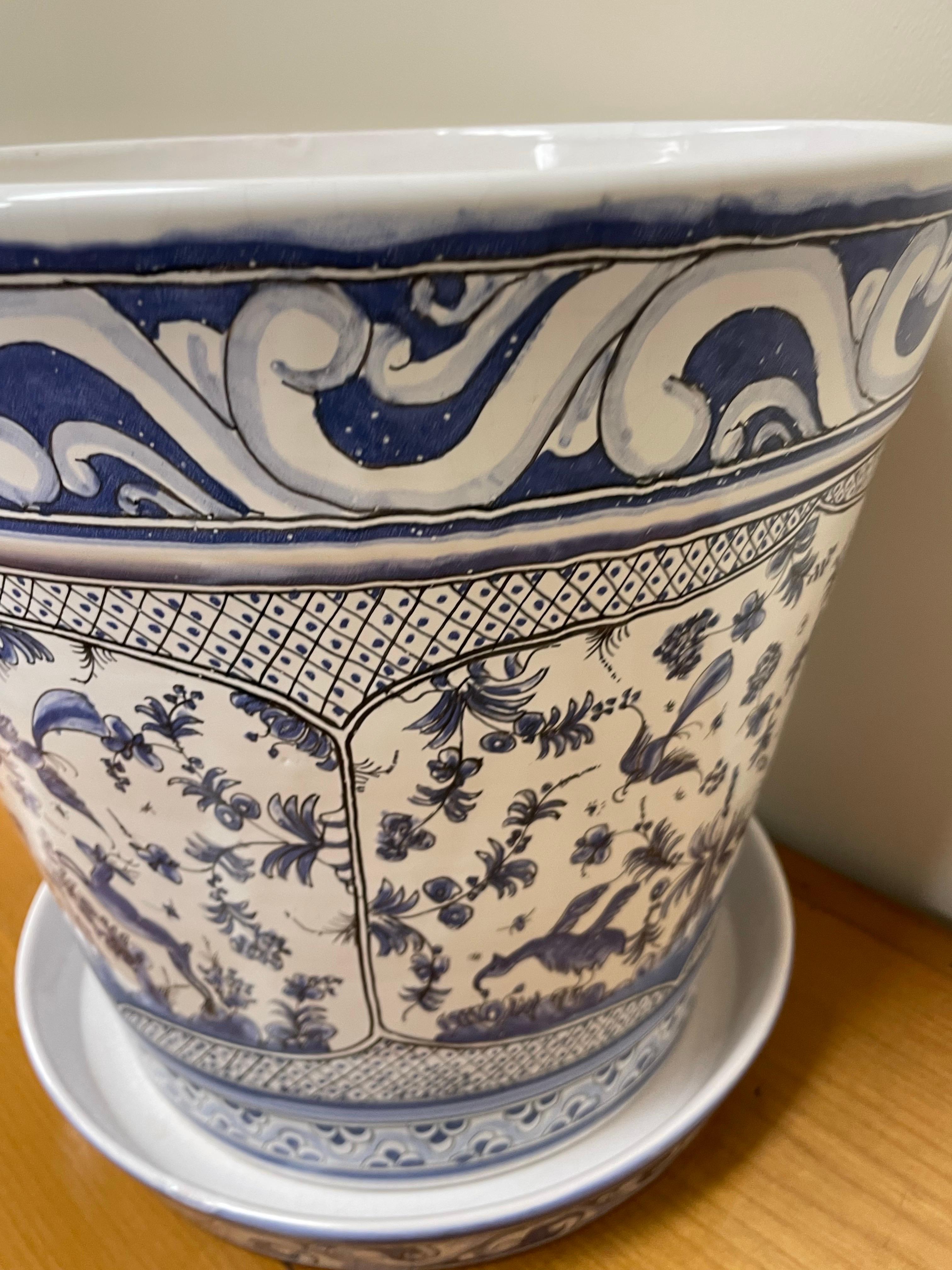 Portoghese Jardiniere portoghese d'epoca blu e bianco con vassoio in vendita