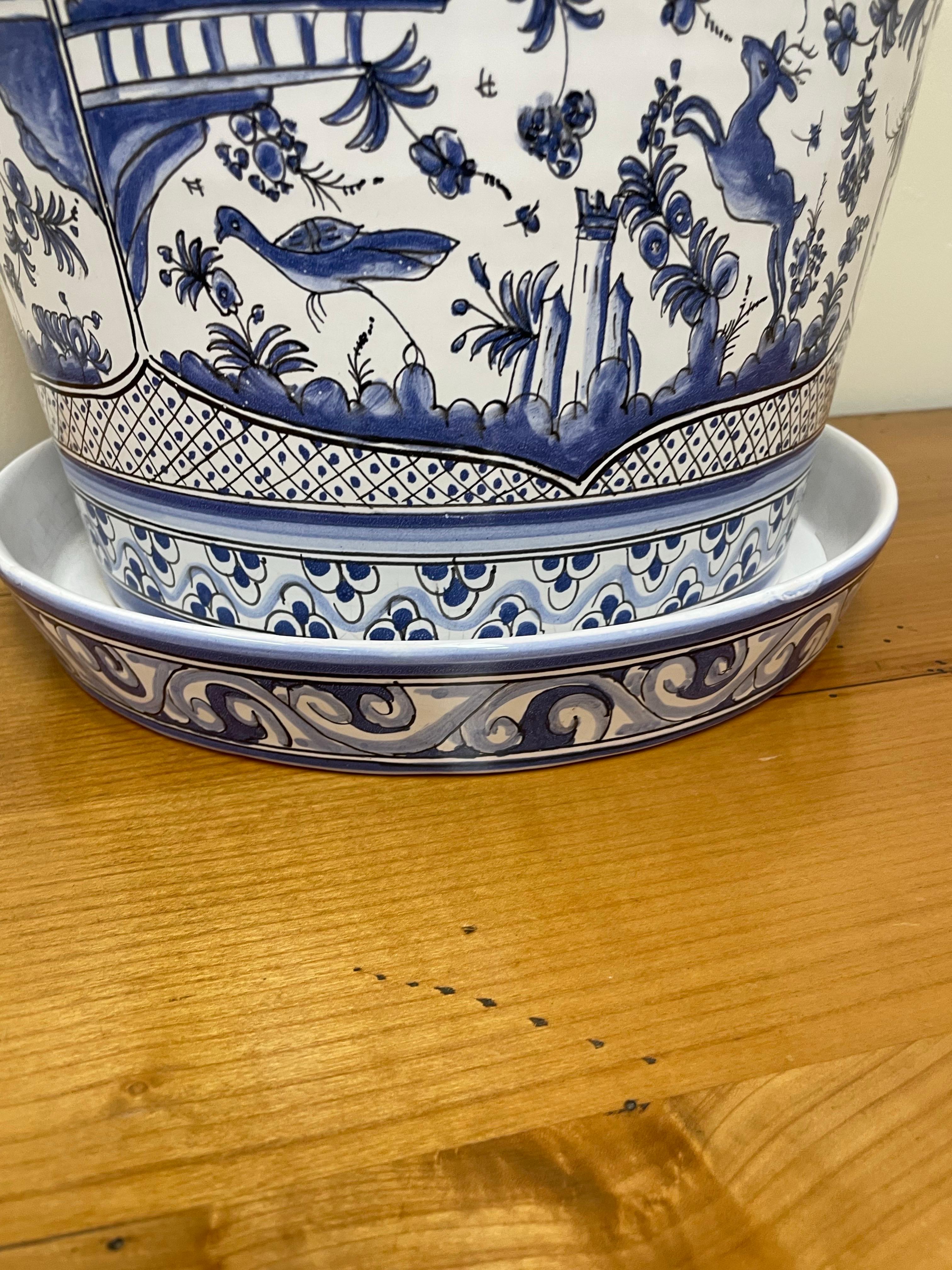 Porcellana Jardiniere portoghese d'epoca blu e bianco con vassoio in vendita