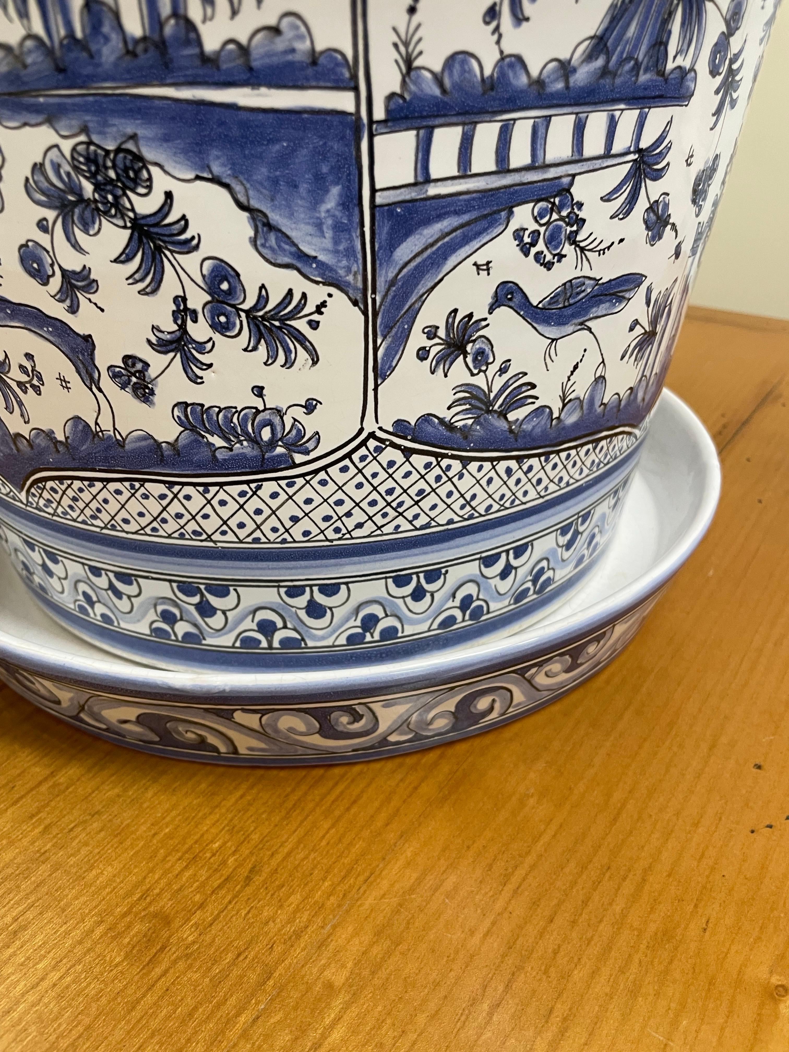 Jardiniere portoghese d'epoca blu e bianco con vassoio in vendita 2