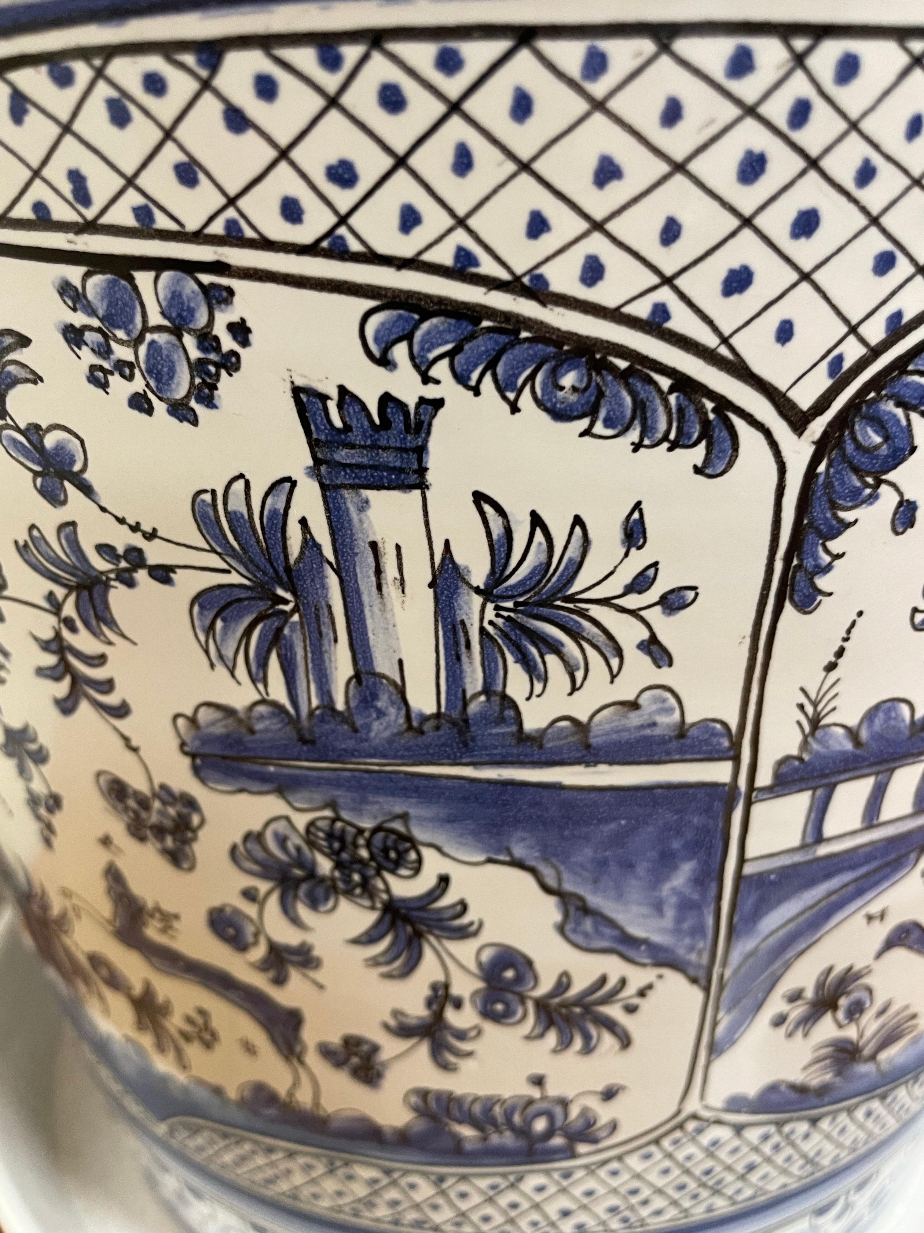 Jardiniere portoghese d'epoca blu e bianco con vassoio in vendita 3