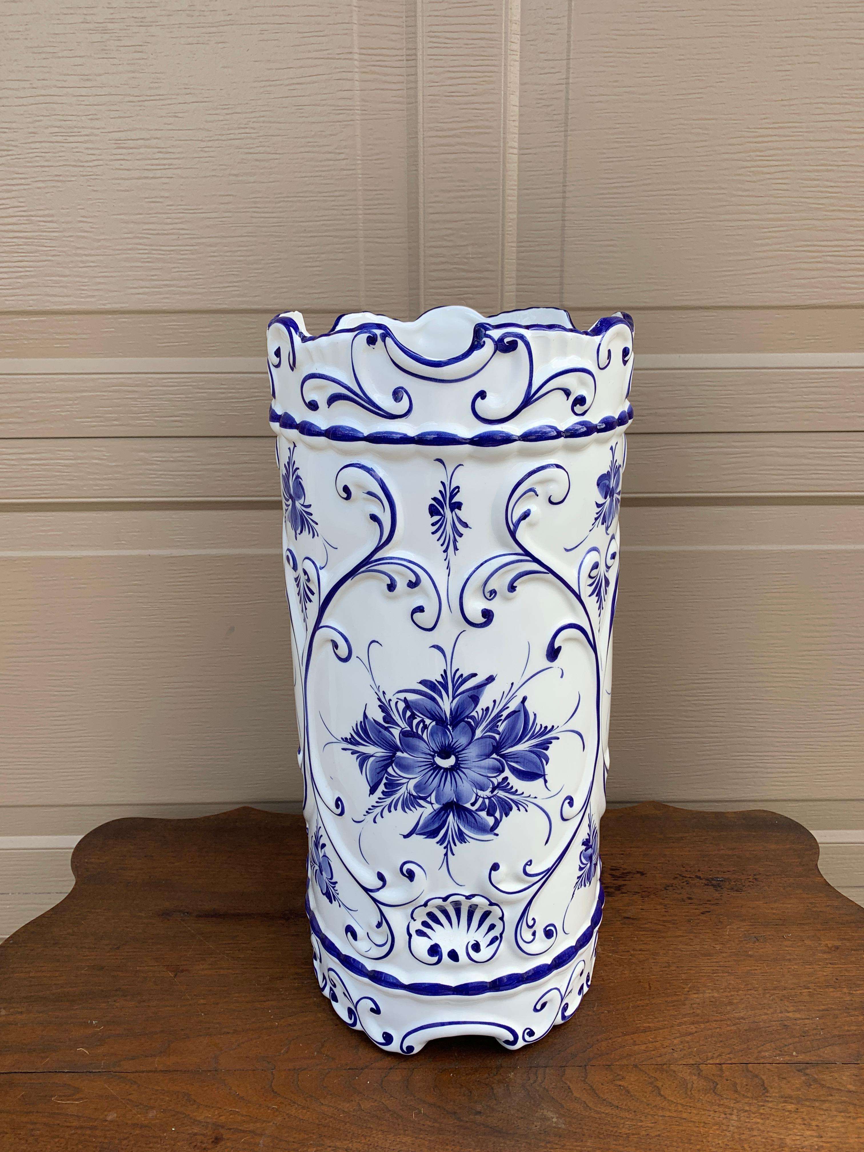 A gorgeous blue and white porcelain umbrella or cane stand with a Delft style hand-painted design

Portugal, Circa 1980s

Measures: 9